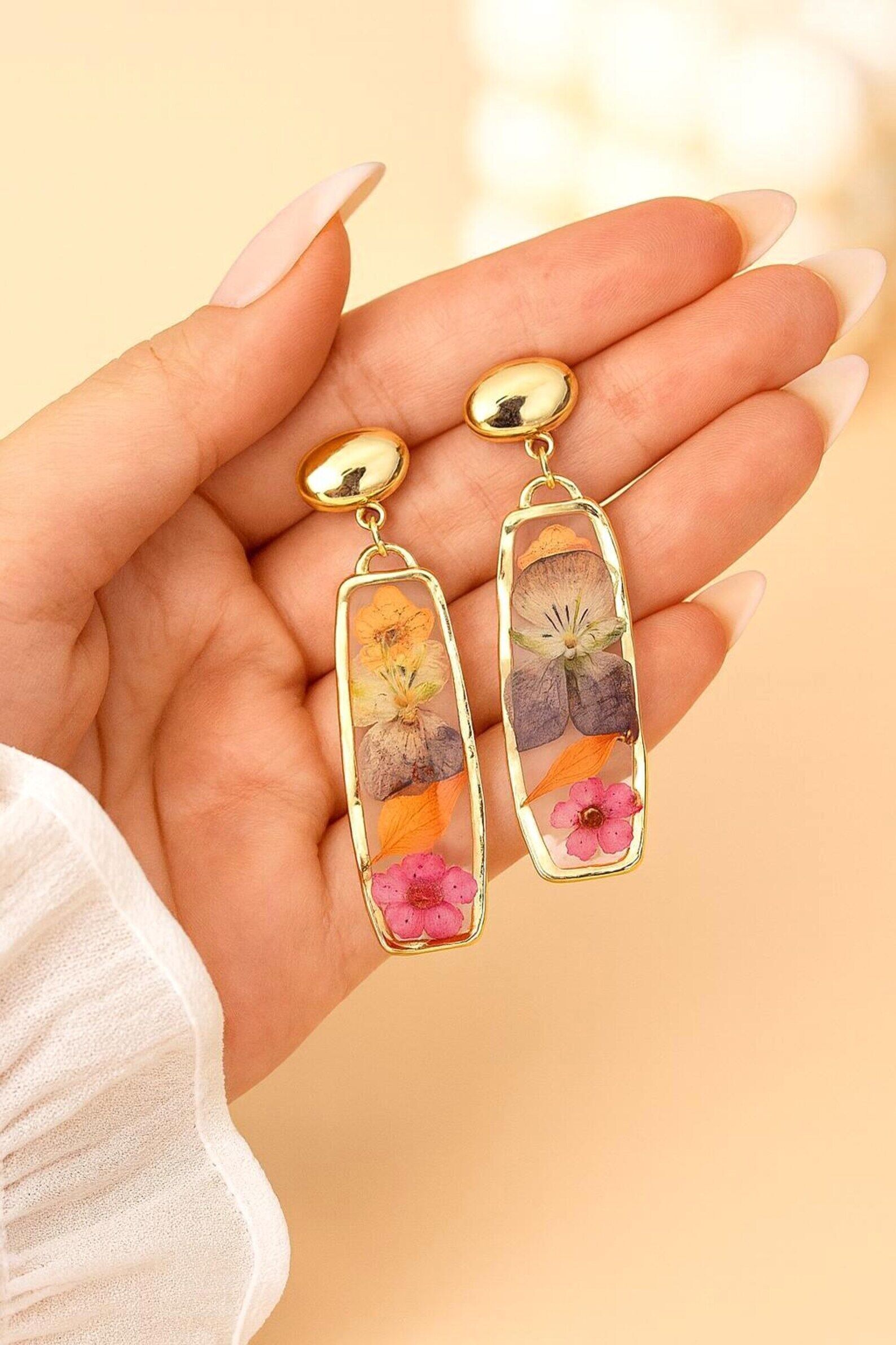 Natural flowers and resin earrings