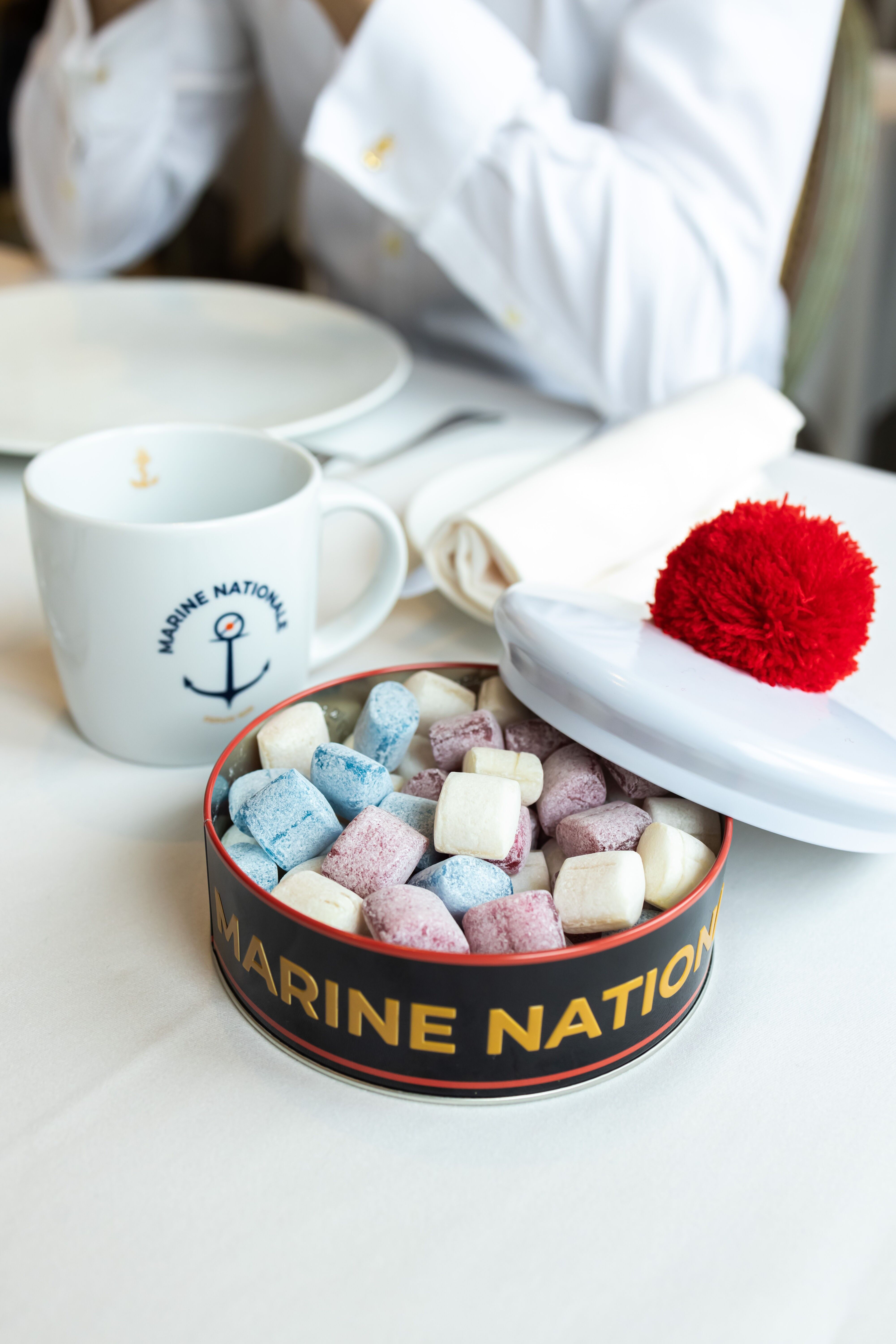 Caja BACHI, autorizada por la Marina Francesa, llena de Rigolettes Tricolor (Azul: Menta Helada, Blanco: Limón y Rojo: Fresa) 380g