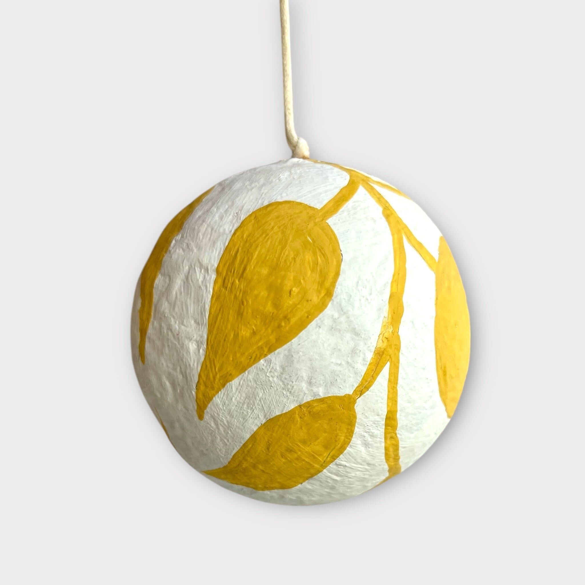 Boule de Noël, feuilles jaune moutarde