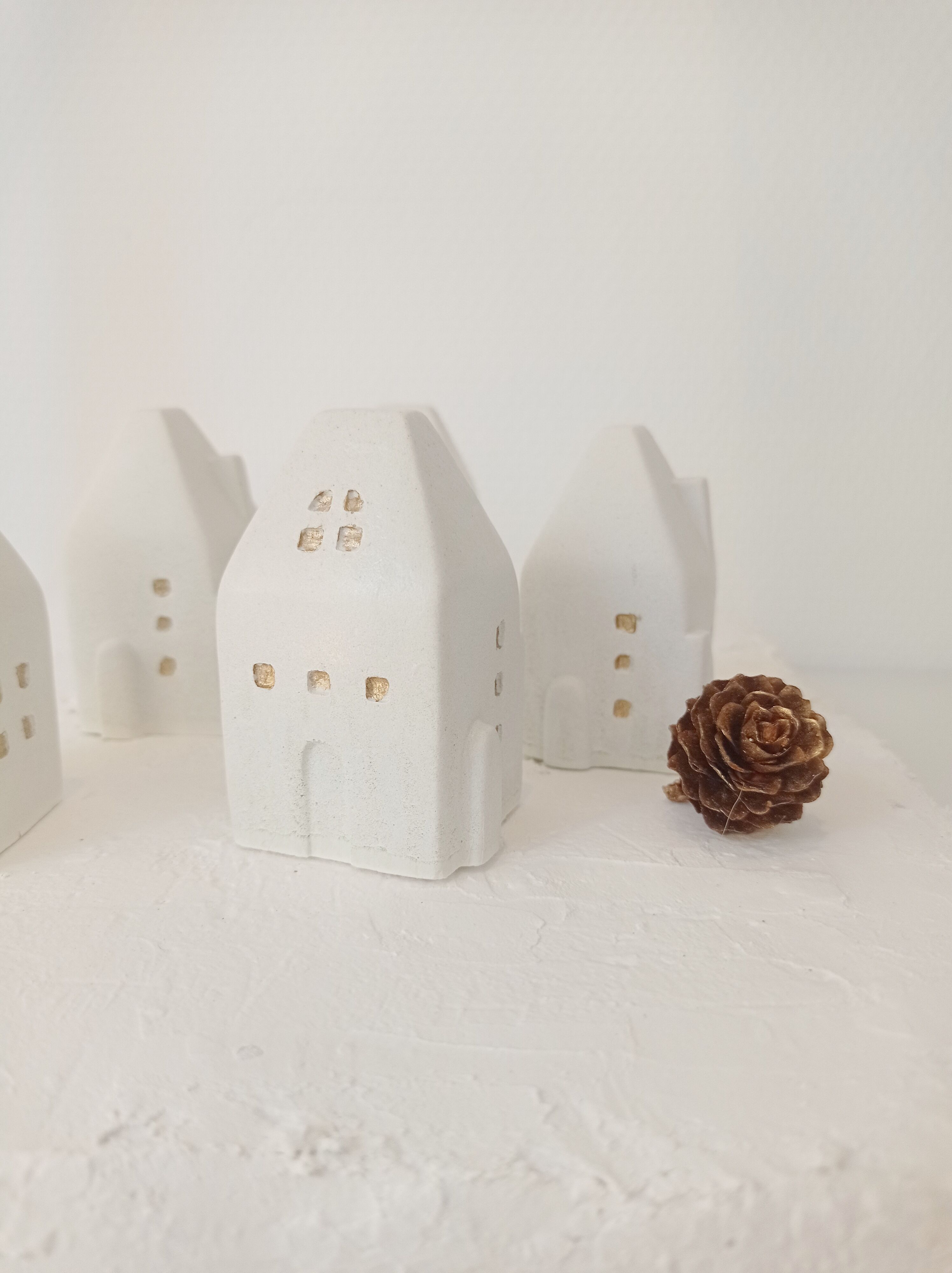 Decorazioni natalizie in cemento bianco