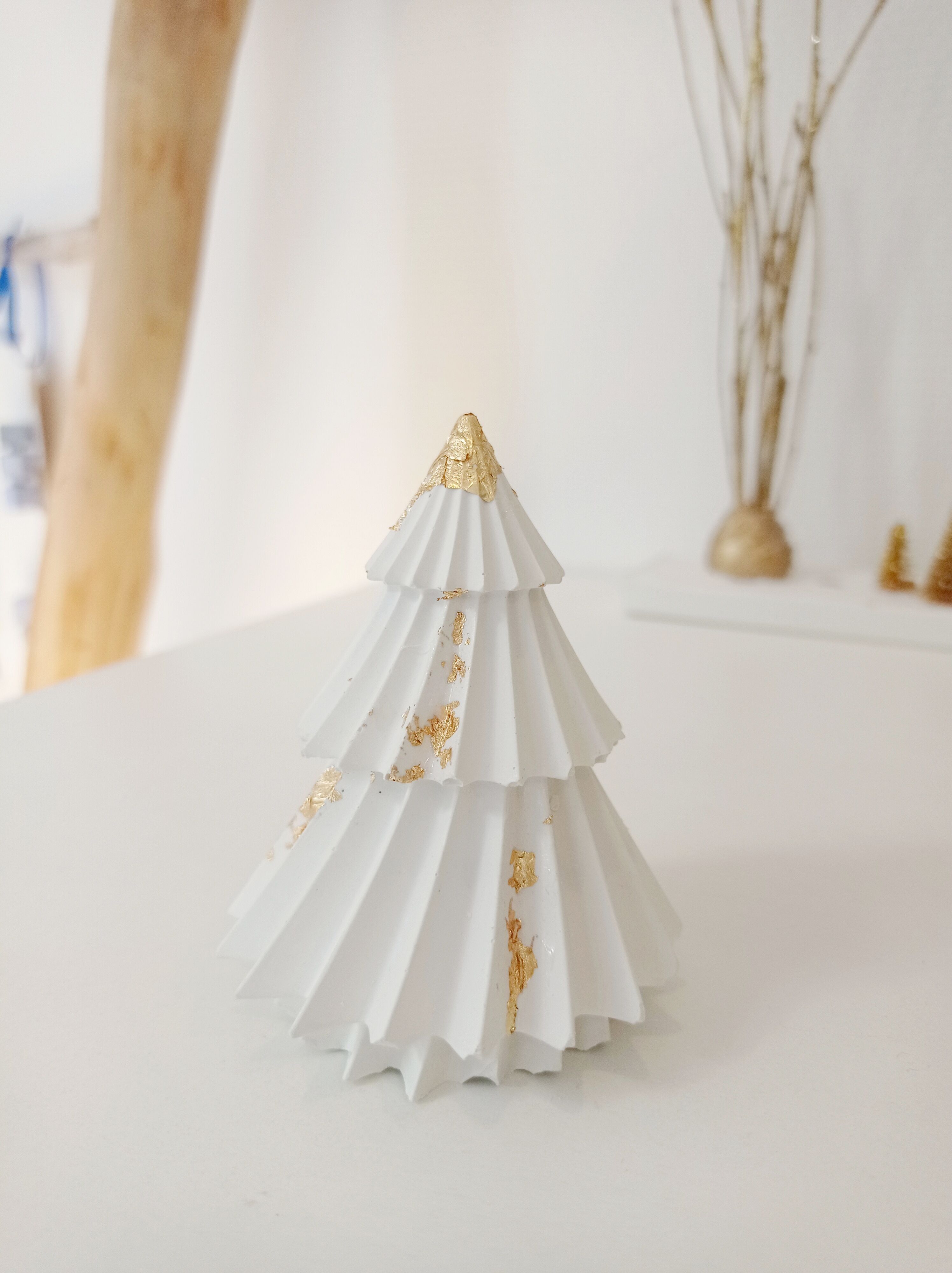 Decorazioni natalizie: albero di Natale in cemento bianco, punteggiato d'oro