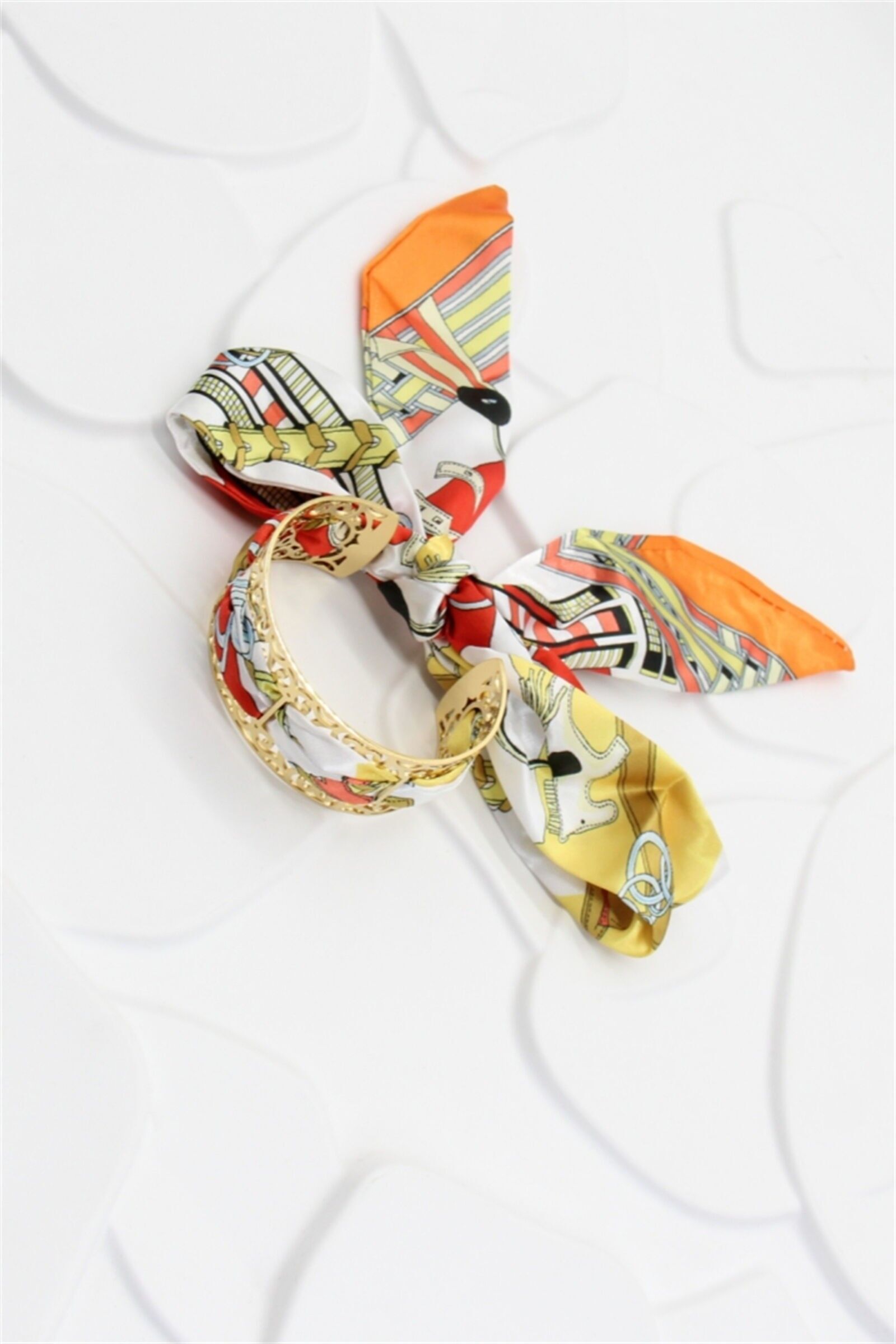 Goldener Armreif mit buntem Schal – EDELSTAHL