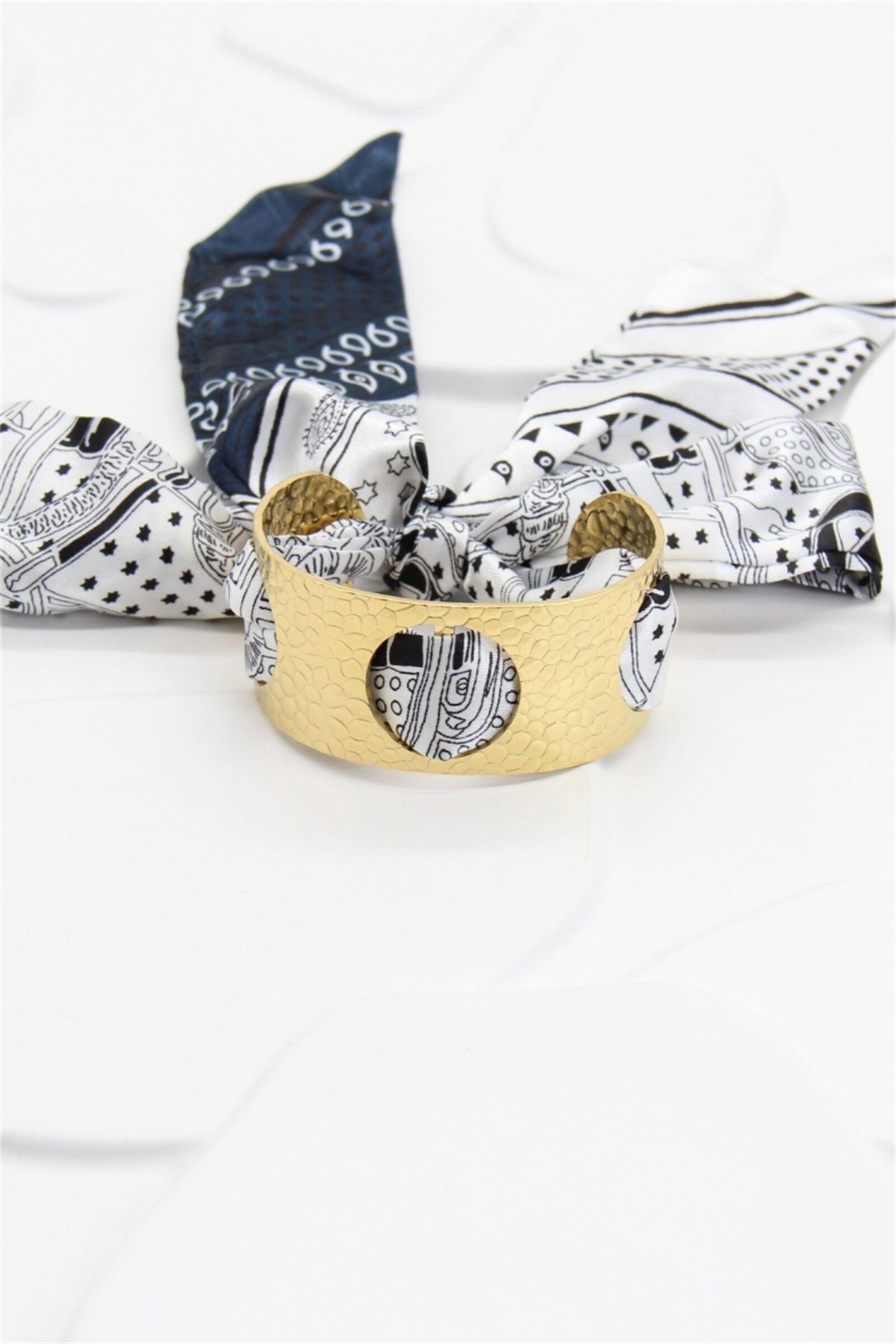 Elegantes, goldfarbenes Armband mit schwarz-weißem Schal – Edelstahl