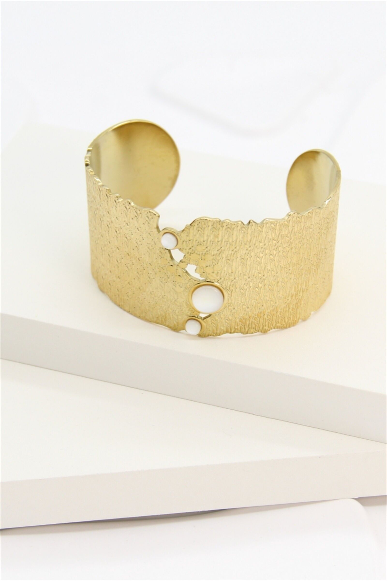 Gold-tone hammered bangle bracelet with white stones – STAINLESS STEEL