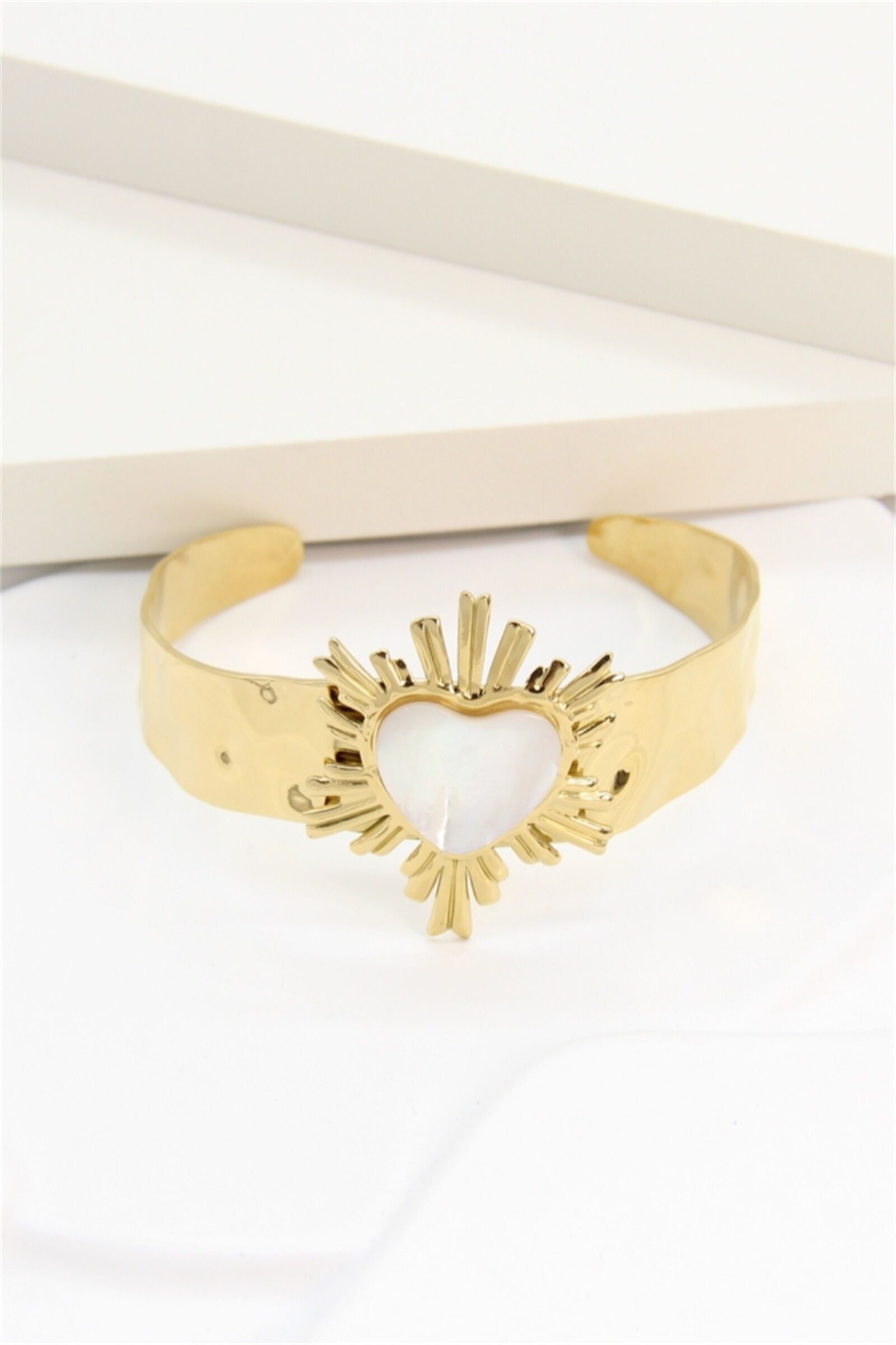 Elegantes, goldfarbenes Armband mit Perlmuttherz – EDELSTAHL