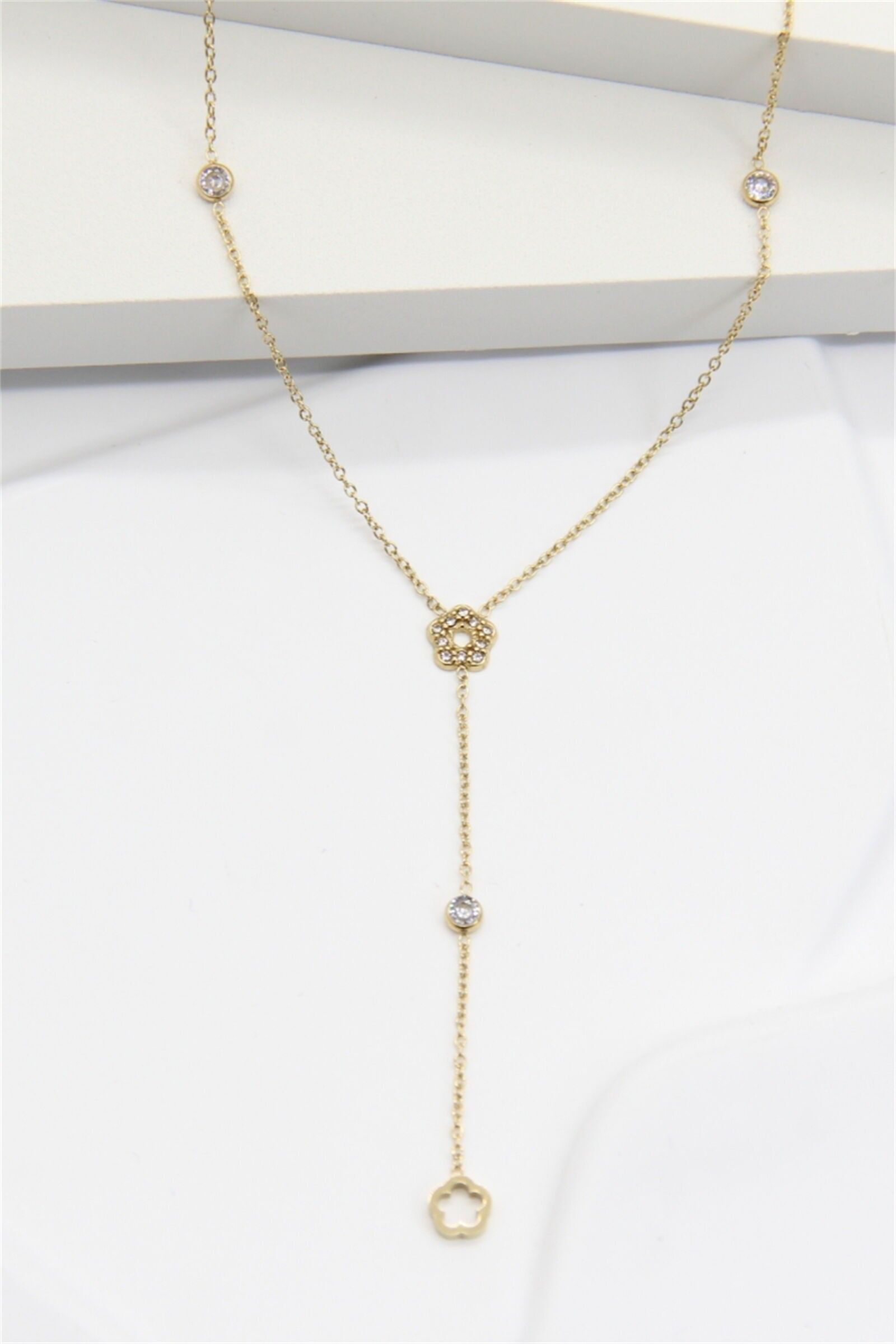 Goldfarbene, durchbrochene Y-förmige Blumenkette – Florale Eleganz in Edelstahl