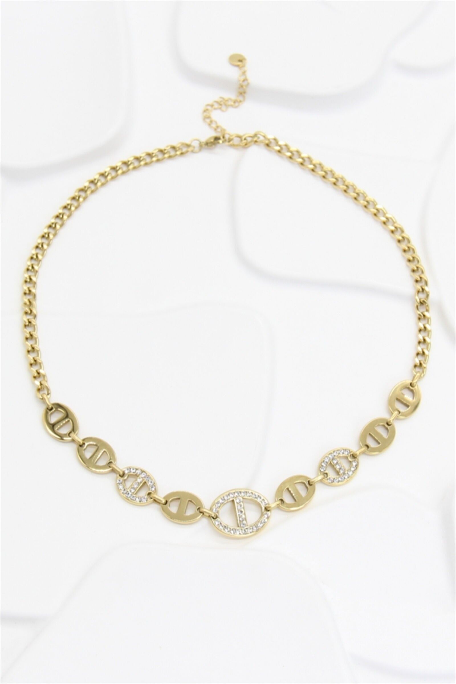 Halskette mit goldfarbener Edelstahlschnalle im maritimen Stil – Schicke und zeitlose Eleganz