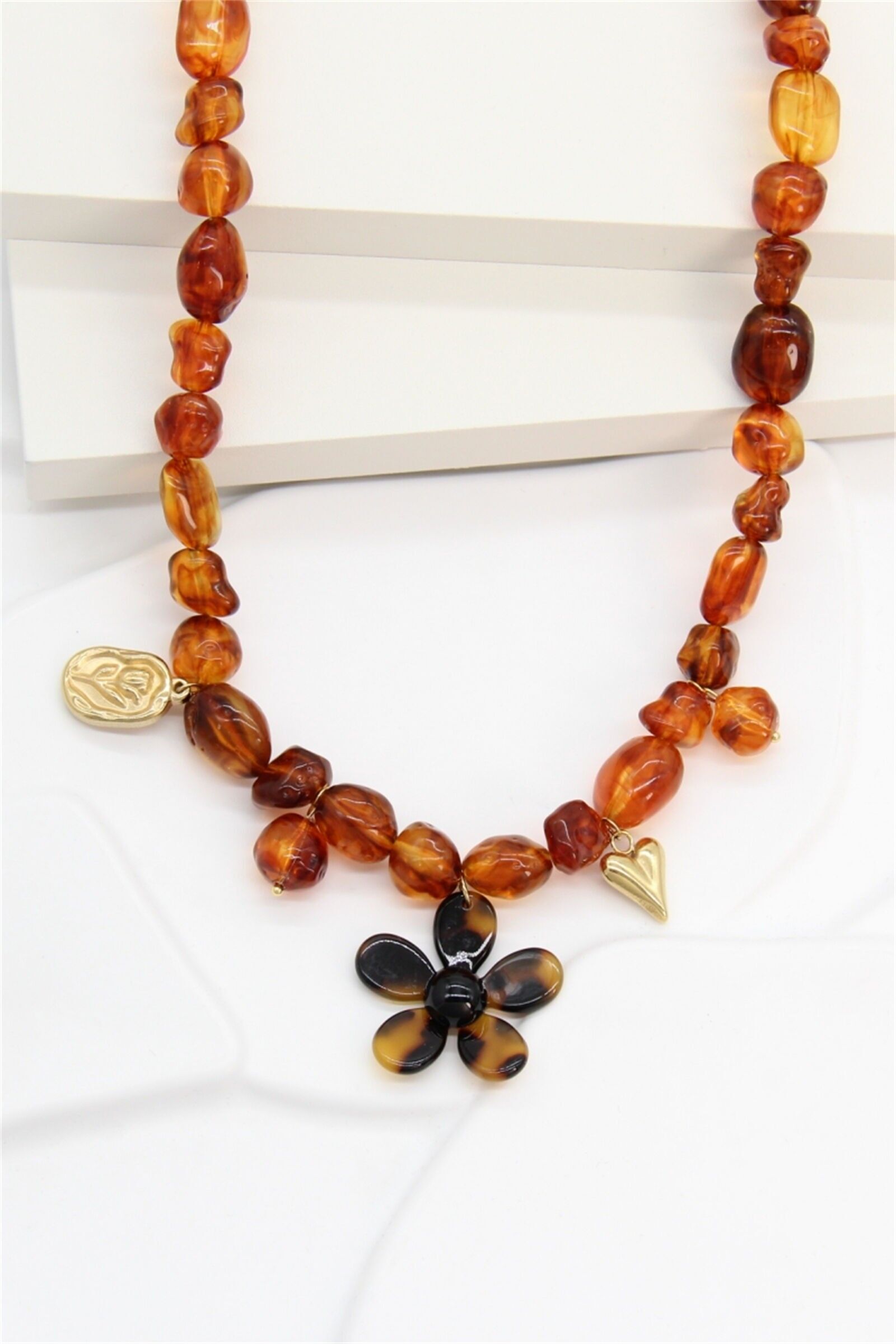 Halskette mit brauner Harzblume – Natürlicher Charme und Bohème-Flair