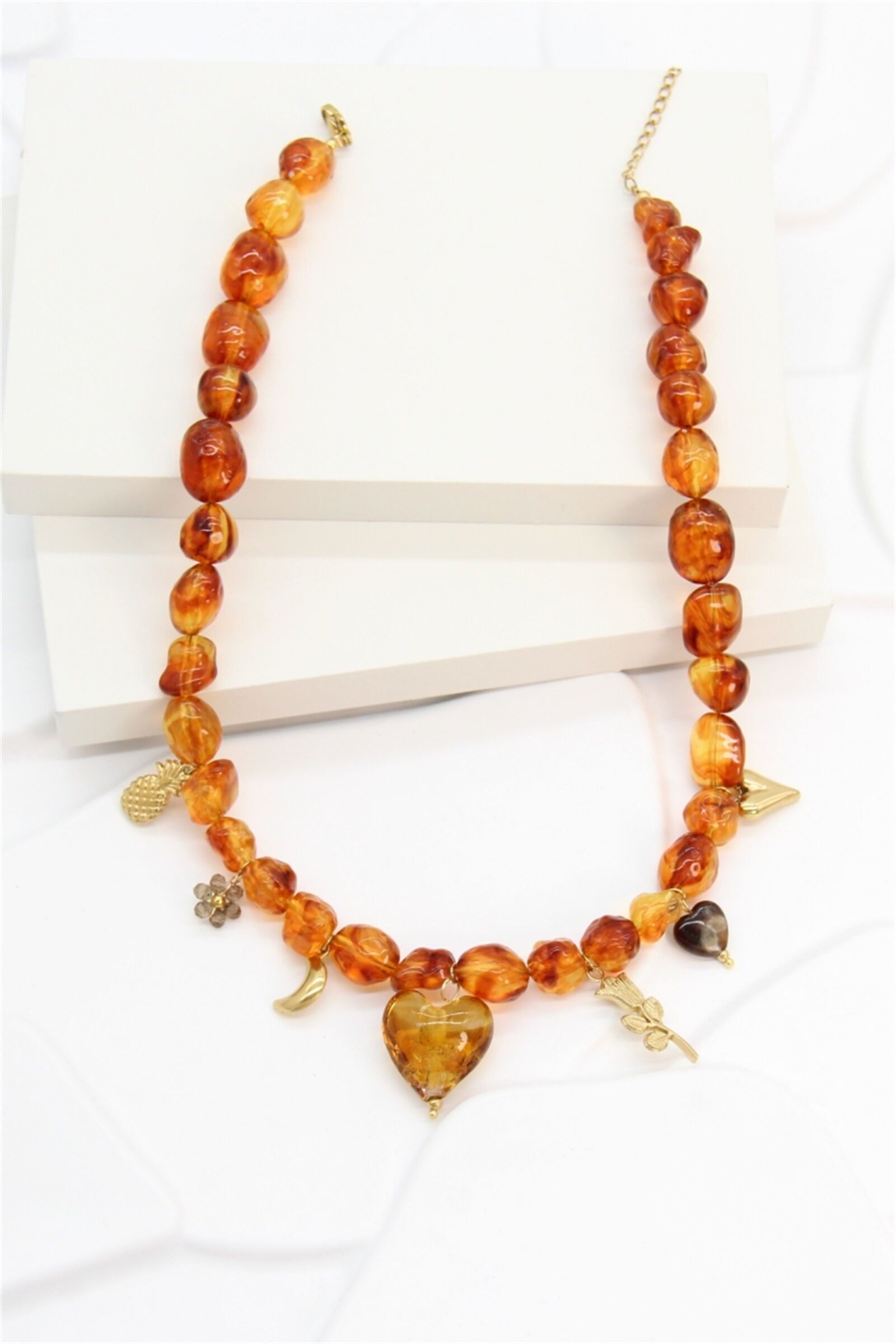 Halskette aus braunem Kunstharz mit goldenen Anhängern – im Bohème- und Romantik-Stil