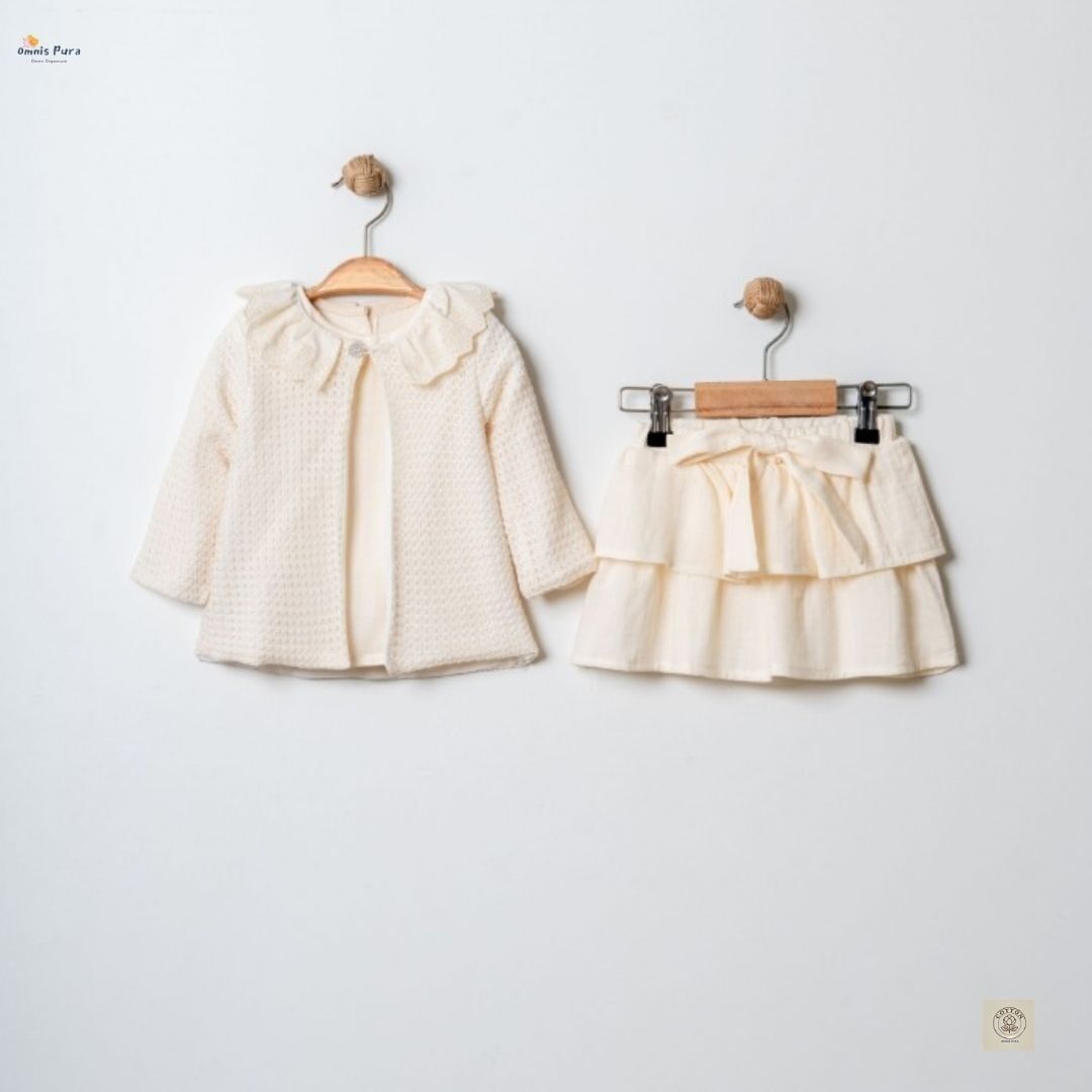 Ensemble élégant 3 pièces pour bébé fille, disponible en quatre tailles, idéal pour le printemps et l'été.