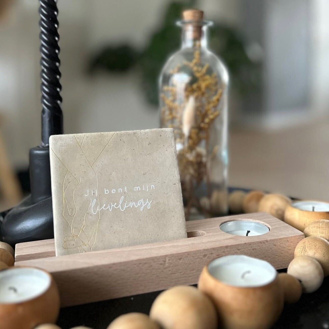 Porta azulejos de madera con portavelas