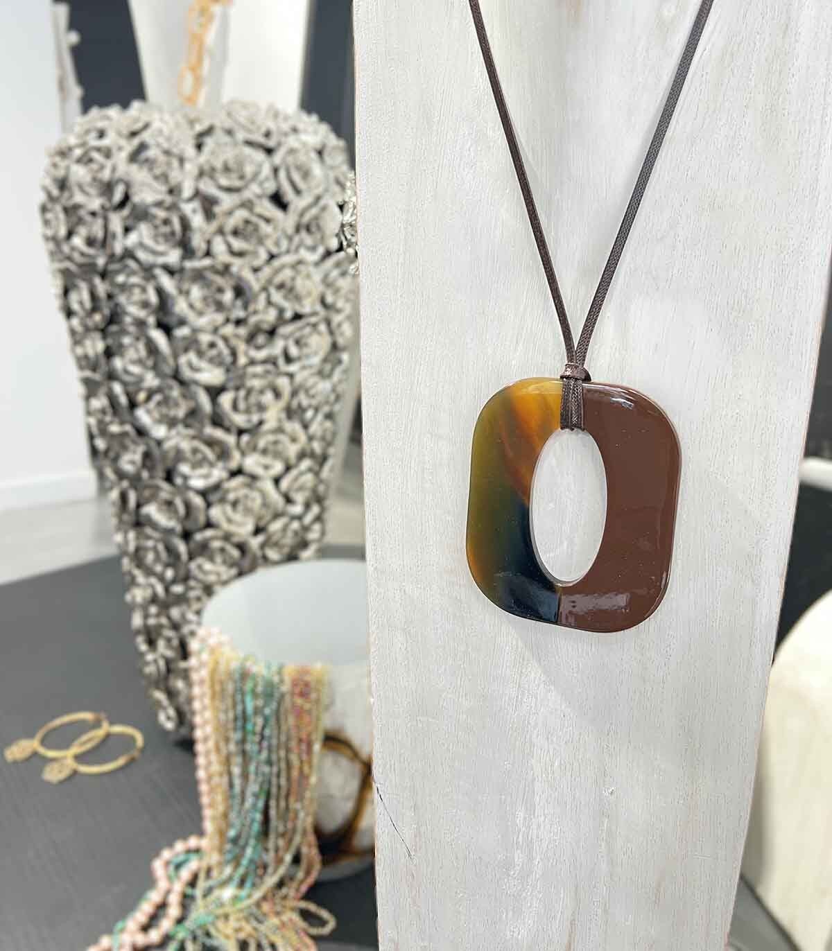 Collana con ciondolo Choco su cordino in vero corno