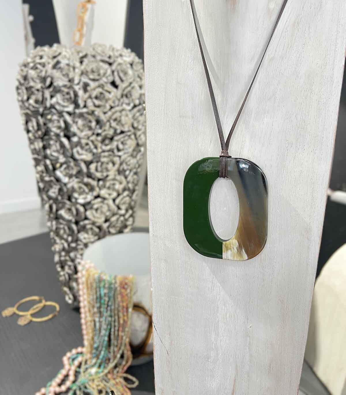 Collana con ciondolo su cordino in vero corno - Verde