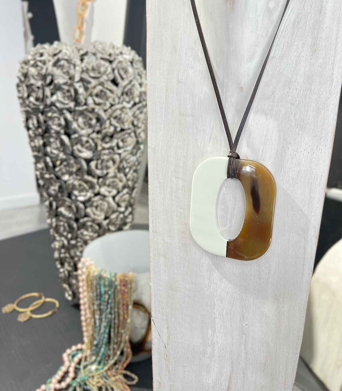 Collana con ciondolo su cordino in vero corno - Avorio