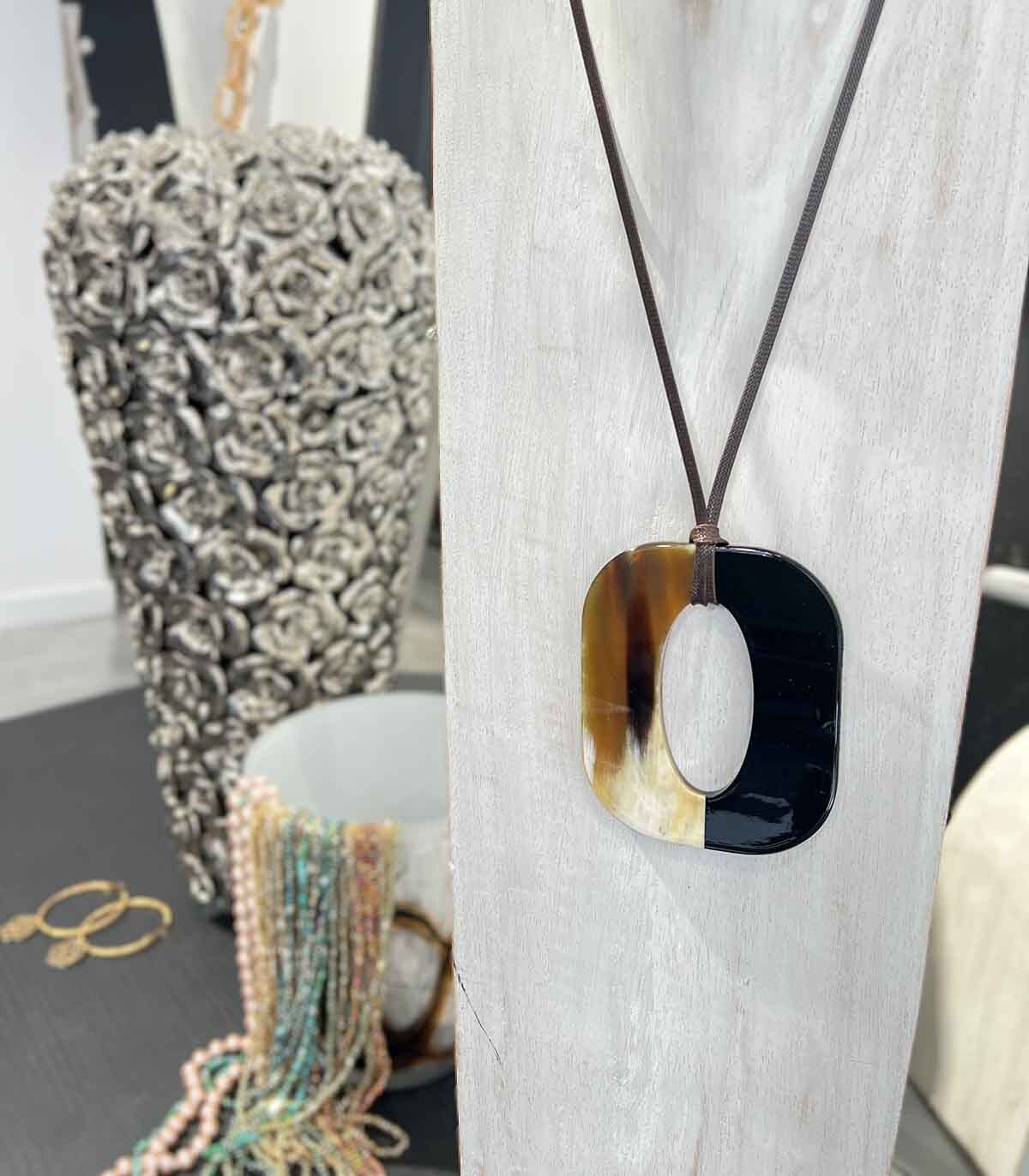 Collana con ciondolo in vero corno - Nero