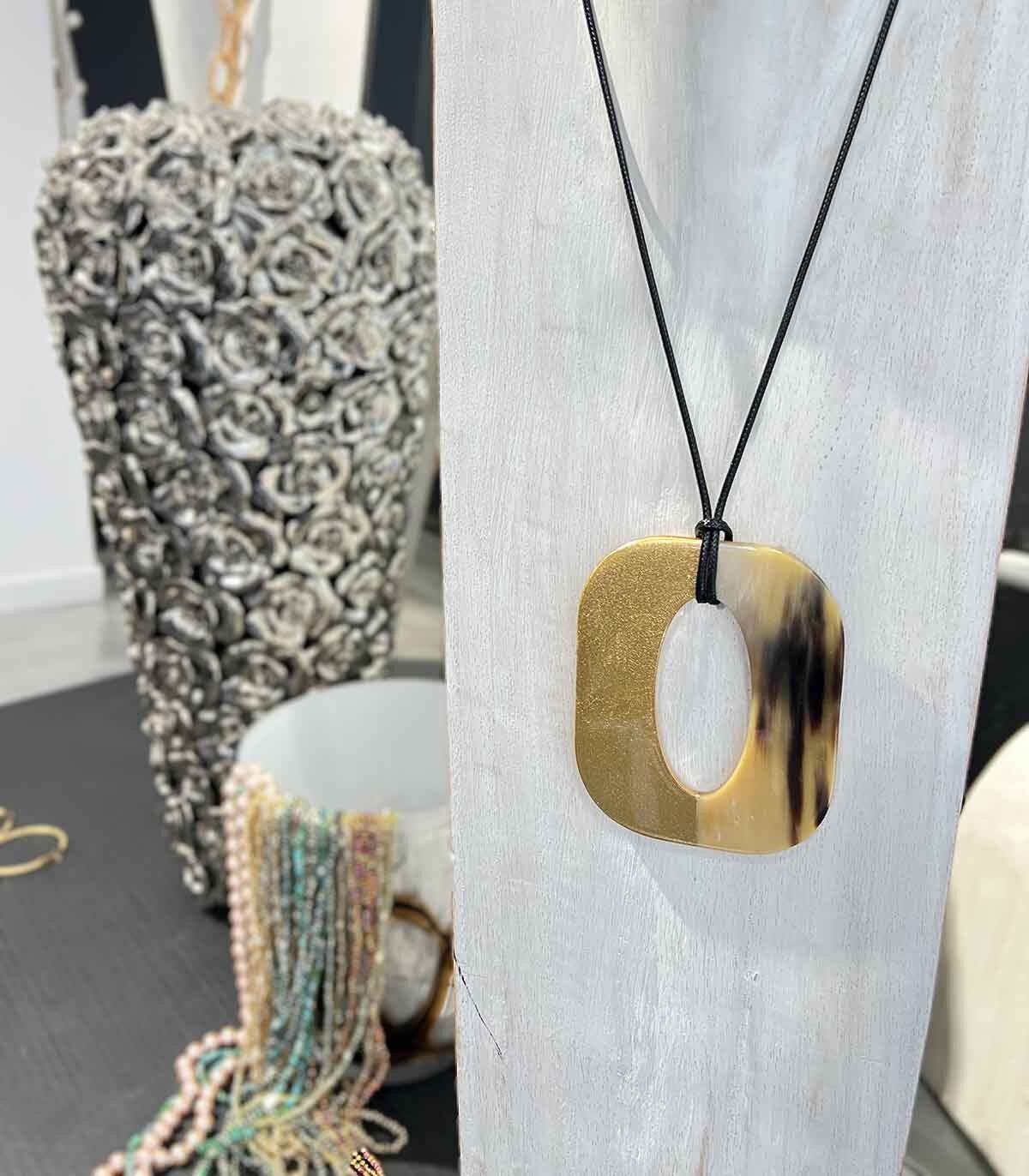 Collana con pendente su cordino in vero corno - Placcata oro con foglia d'oro