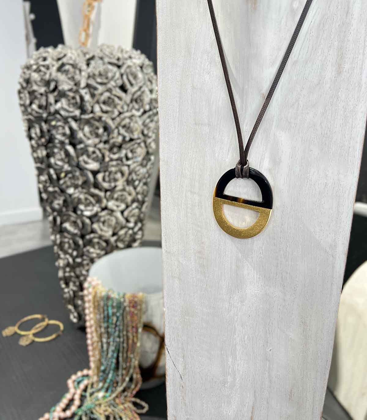 Piccola collana con ciondolo su cordino in vero corno - Oro