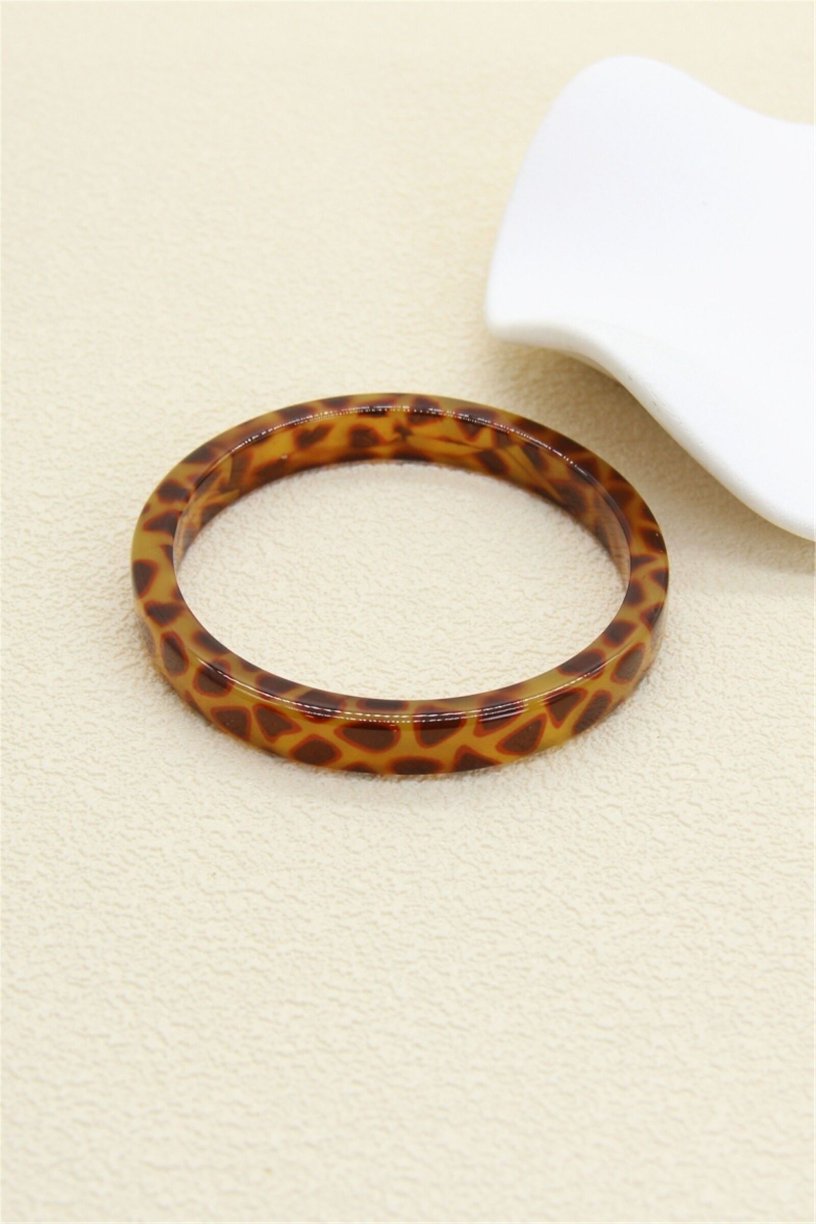 Armband aus Kunstharz mit Leopardenmuster – ein trendiges Accessoire mit wildem Print