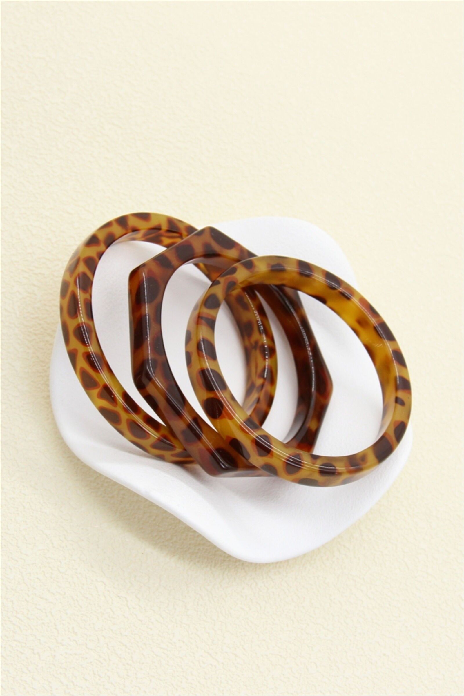 Set mit 3 Armbändern aus Kunstharz mit Leopardenmuster – trendiges und ultra-stylisches Accessoire