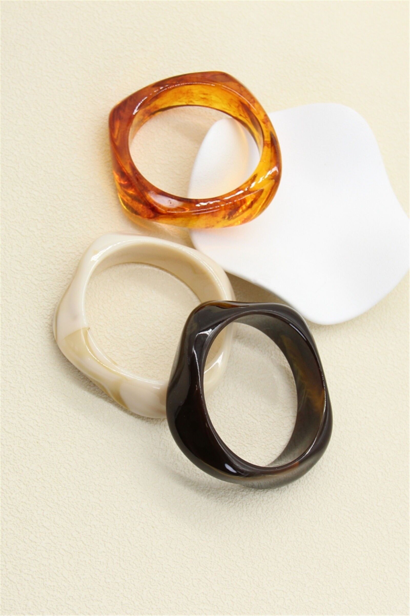 Designer-Armband aus Kunstharz – 3 trendige Farben