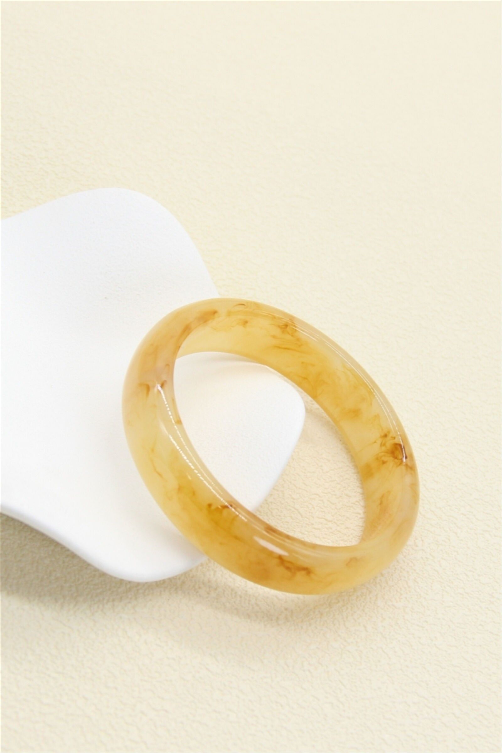 Armband aus karamellfarbenem Harz – Minimalistisches Trend-Accessoire