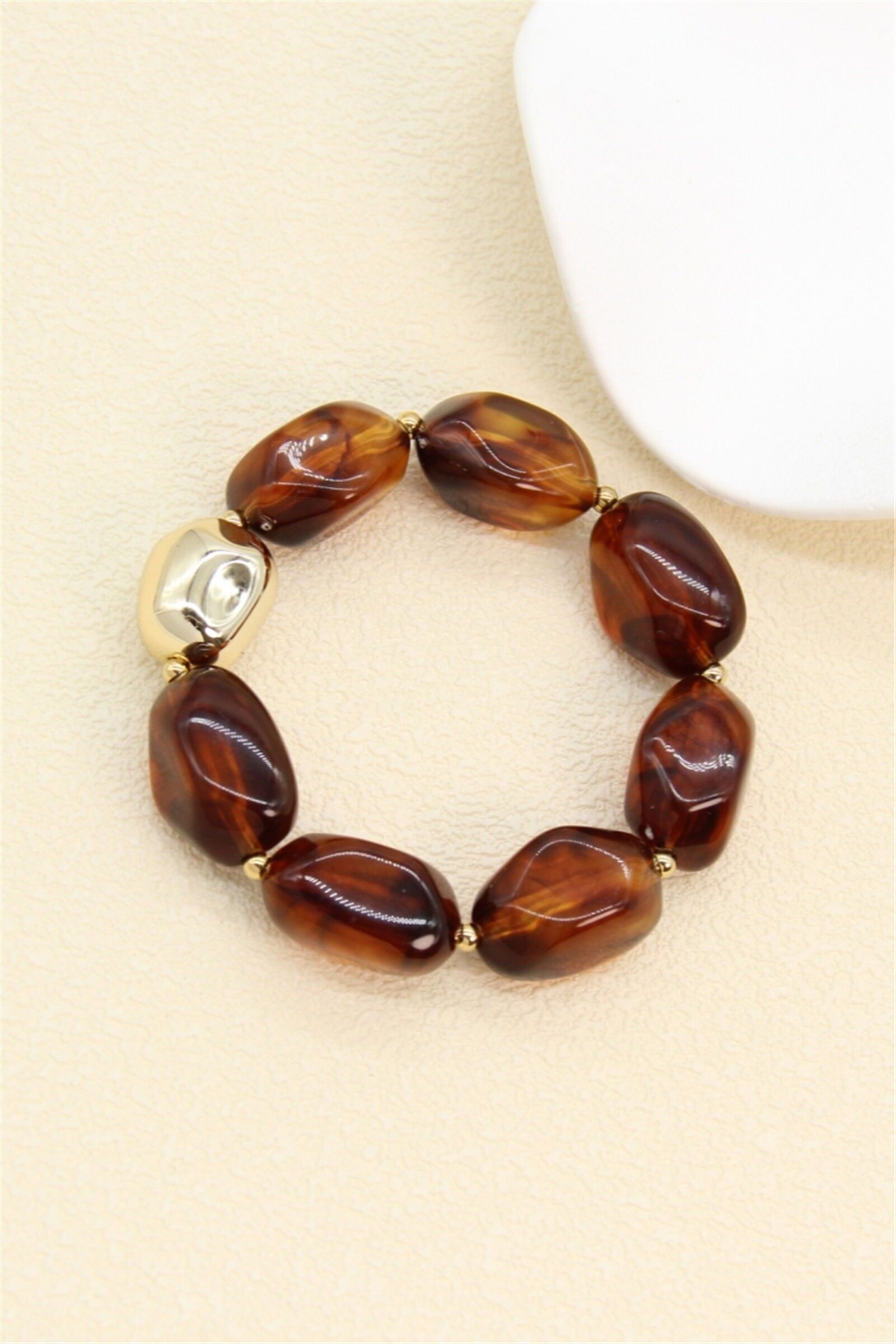 Elastisches Armband aus Kunstharz – Goldfarbene Designerperle