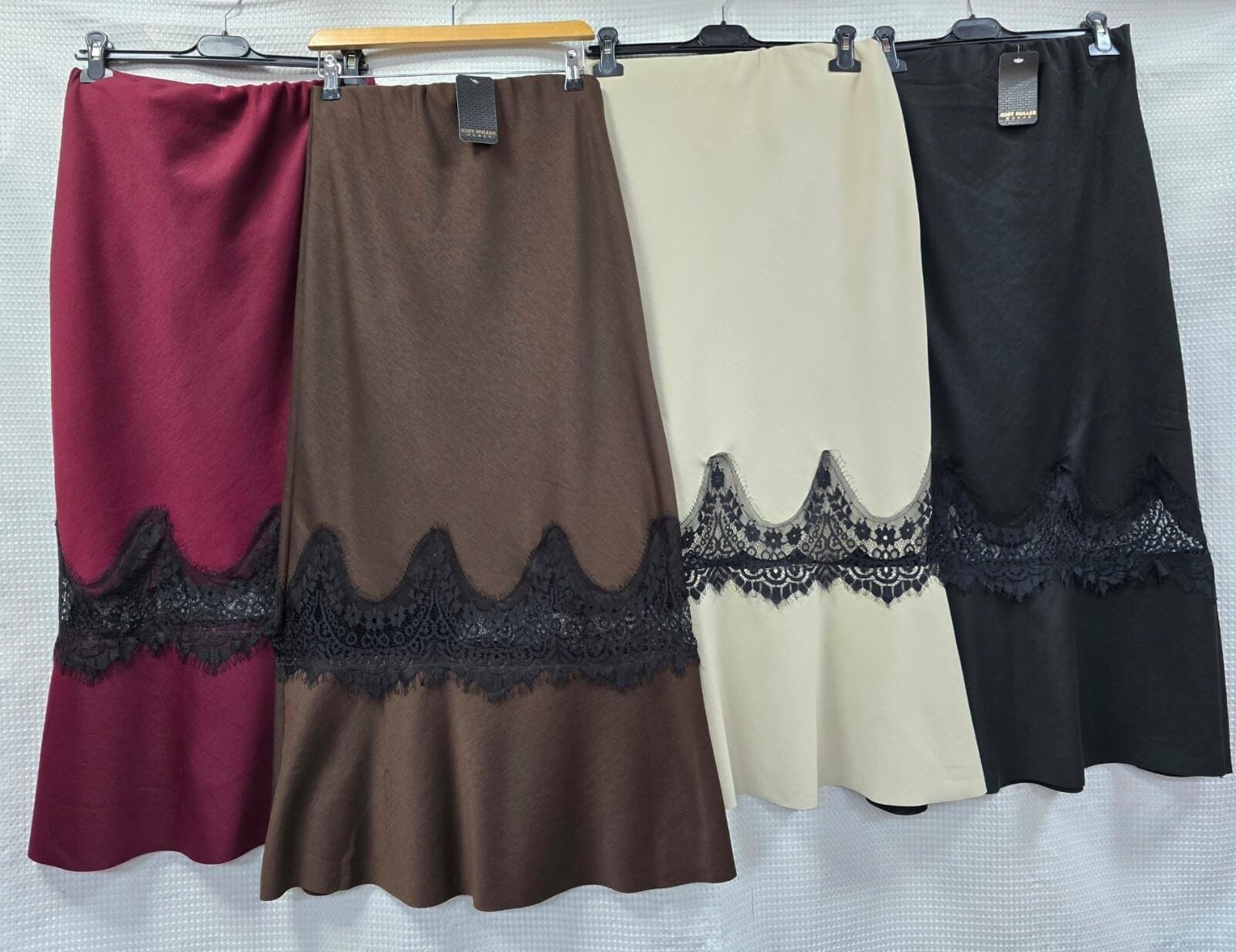 Gonna elasticizzata morbida con pannello in pizzo