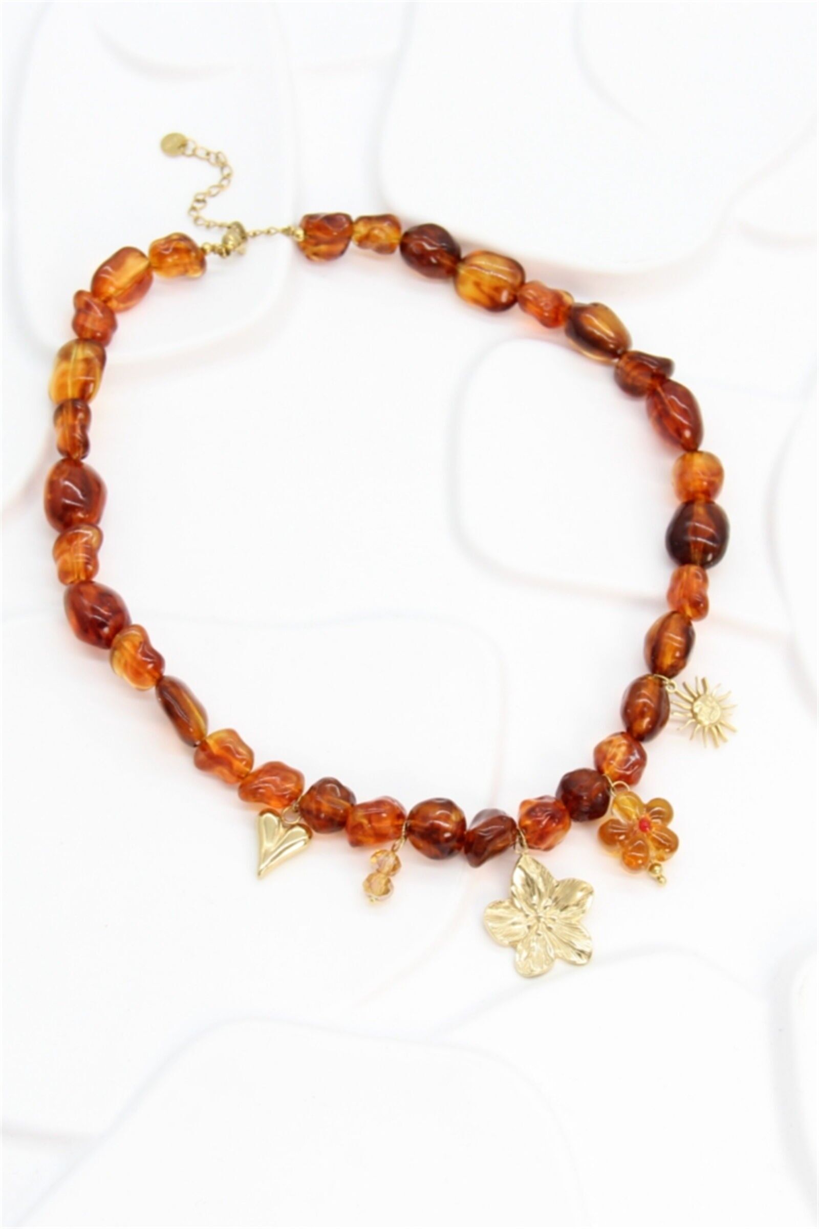 Halskette mit Bernstein-, Perlen- und Goldanhänger – im Bohemian-Chic-Stil