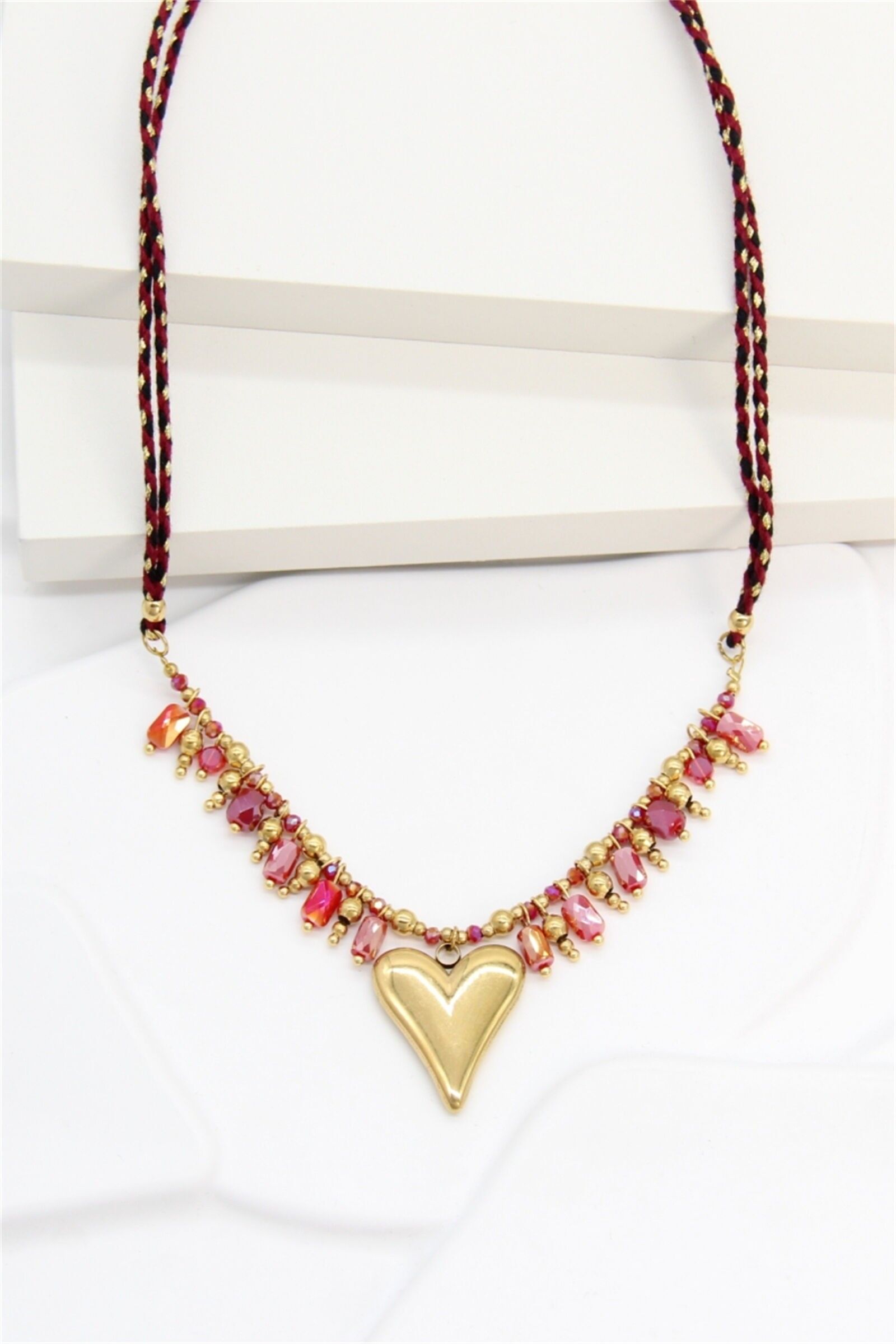 Goldene Herzkette mit facettierten Perlen – Romantische Eleganz und Bohème-Flair