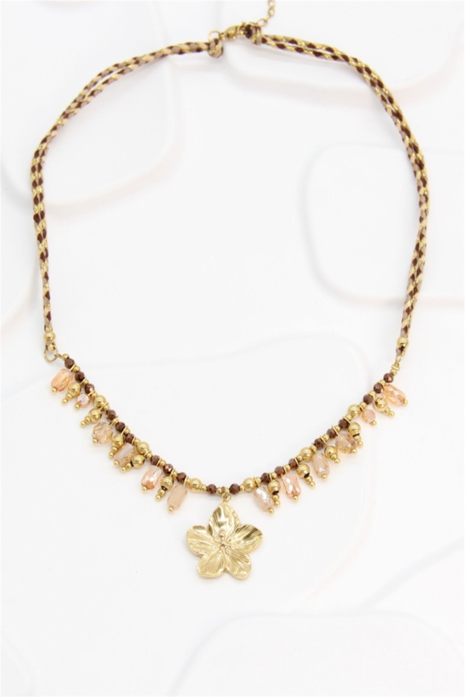 Halskette aus goldener Blume und facettierten Perlen – Bohème-Sanftheit und natürliche Eleganz