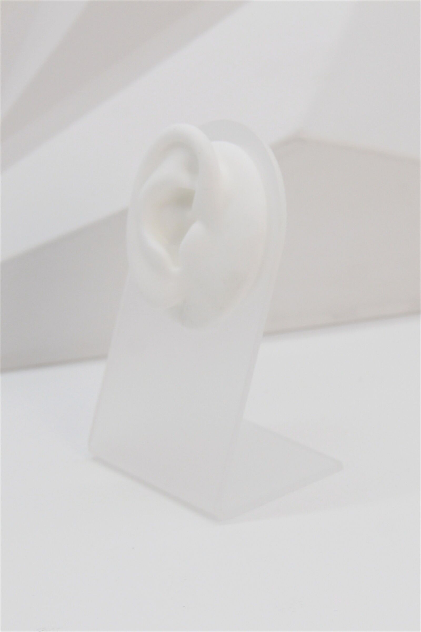 Ohrring-Präsentationsständer – Realistisches Ohrmodell auf transparentem Sockel