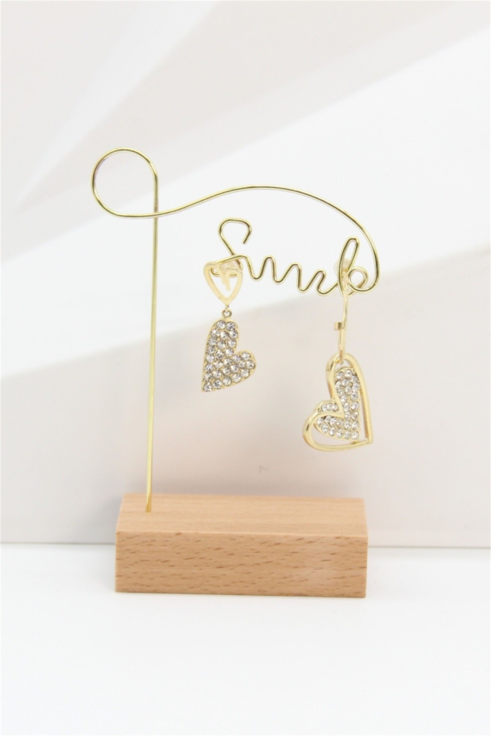 Ohrring-Präsentationsständer „Smile“ – Goldfarbenes Design und Holzsockel