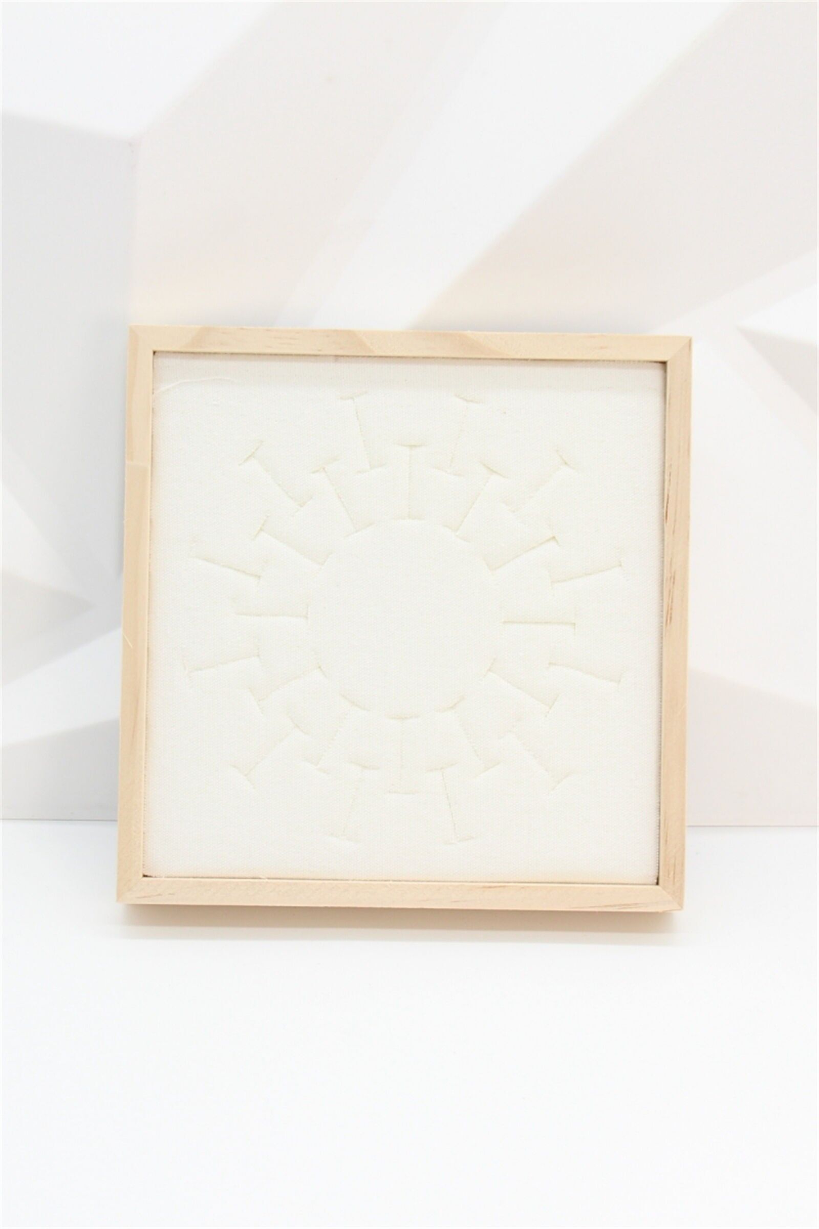 Ringständer mit 24 Fächern – Elegantes ecrufarbenes Holz und Stoff