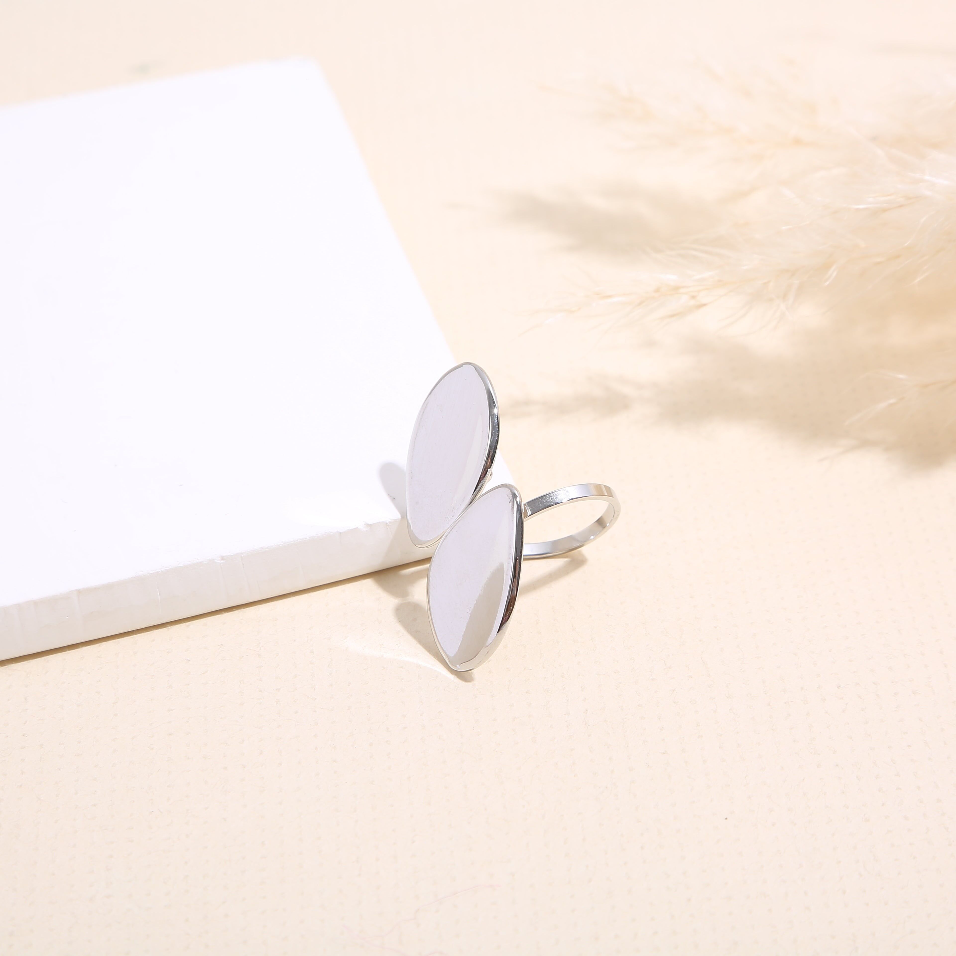 Verstellbarer Silberring mit doppelten glatten, abgerundeten Formen