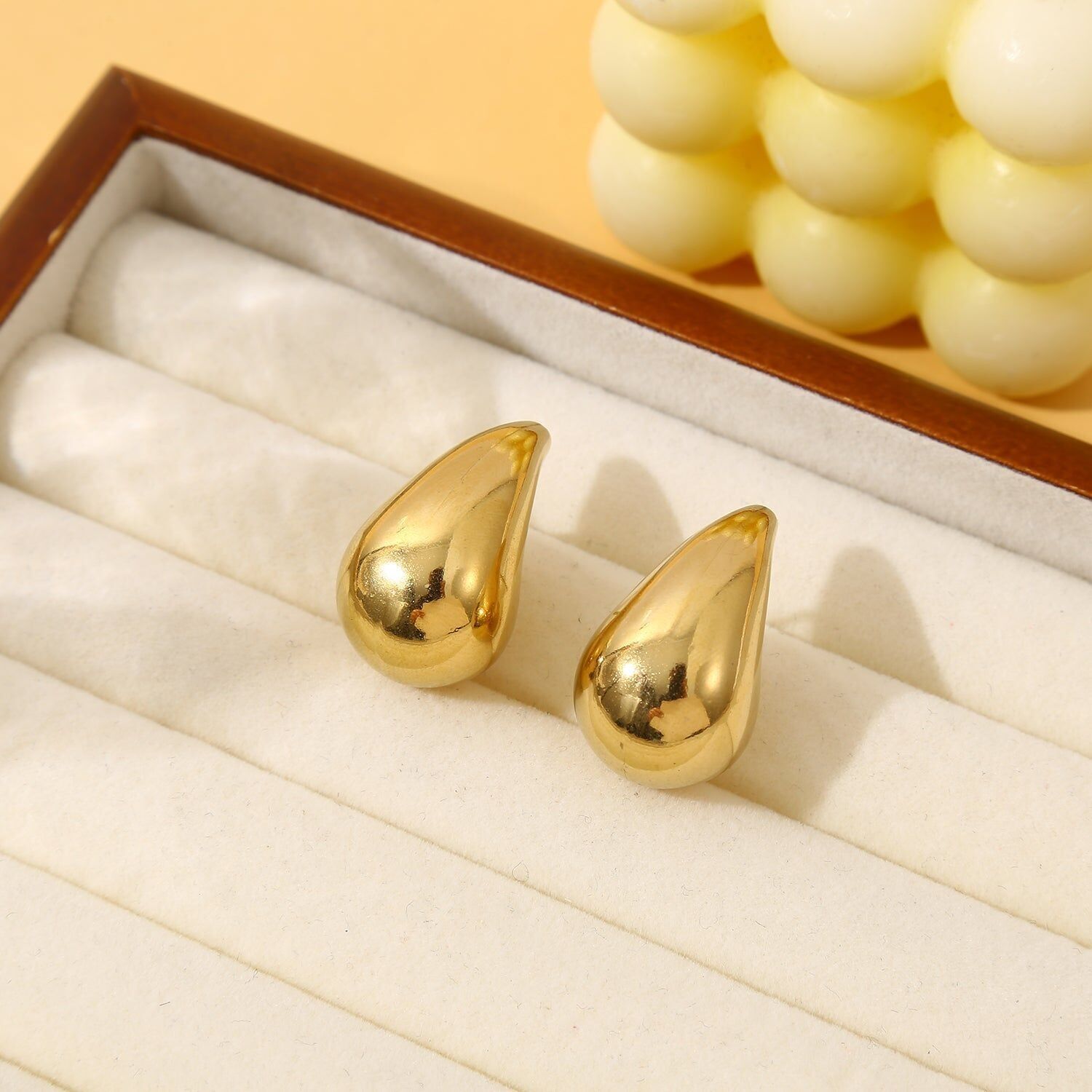 Goldene, gewölbte Tropfenohrringe