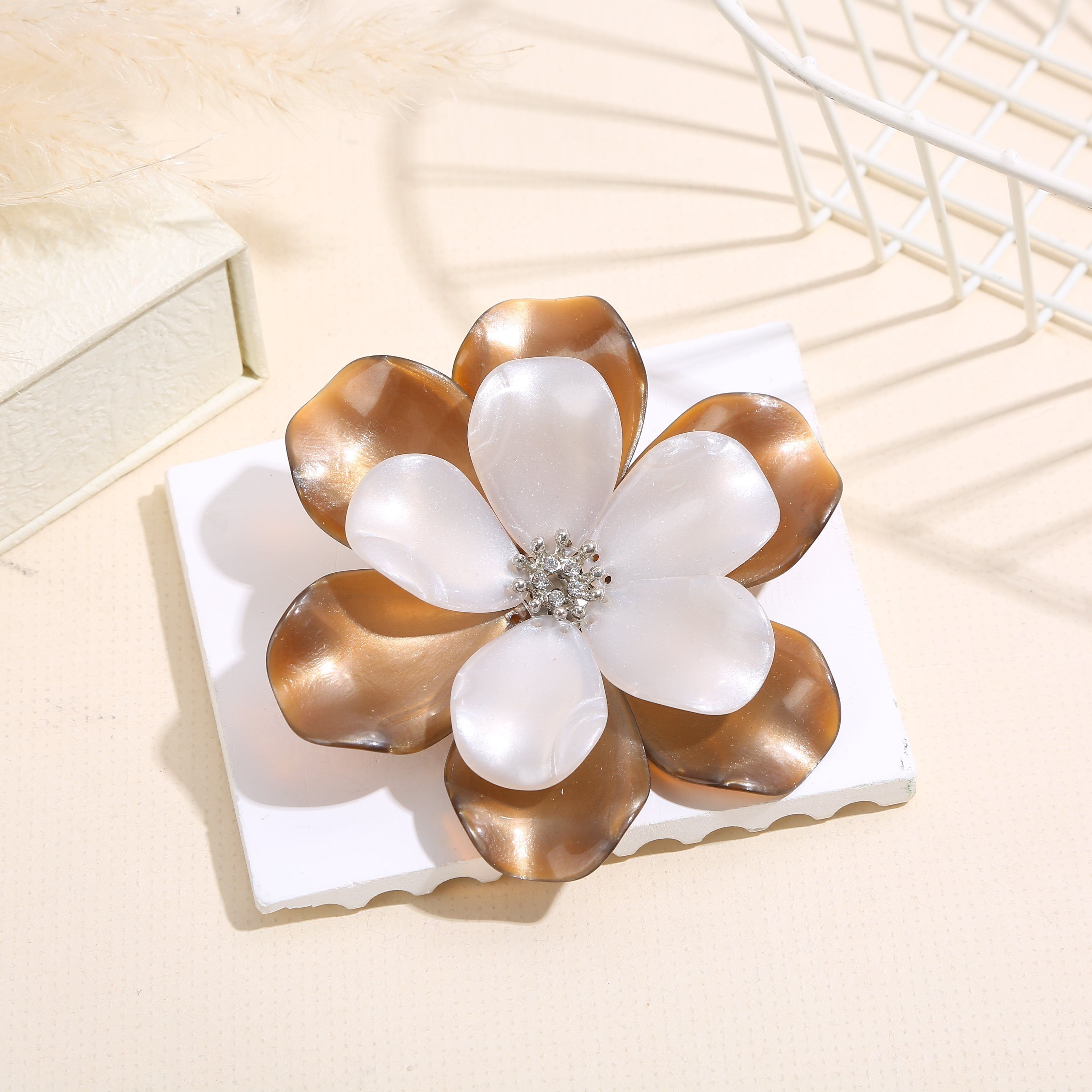 White and brown resin flower brooch with rhinestones