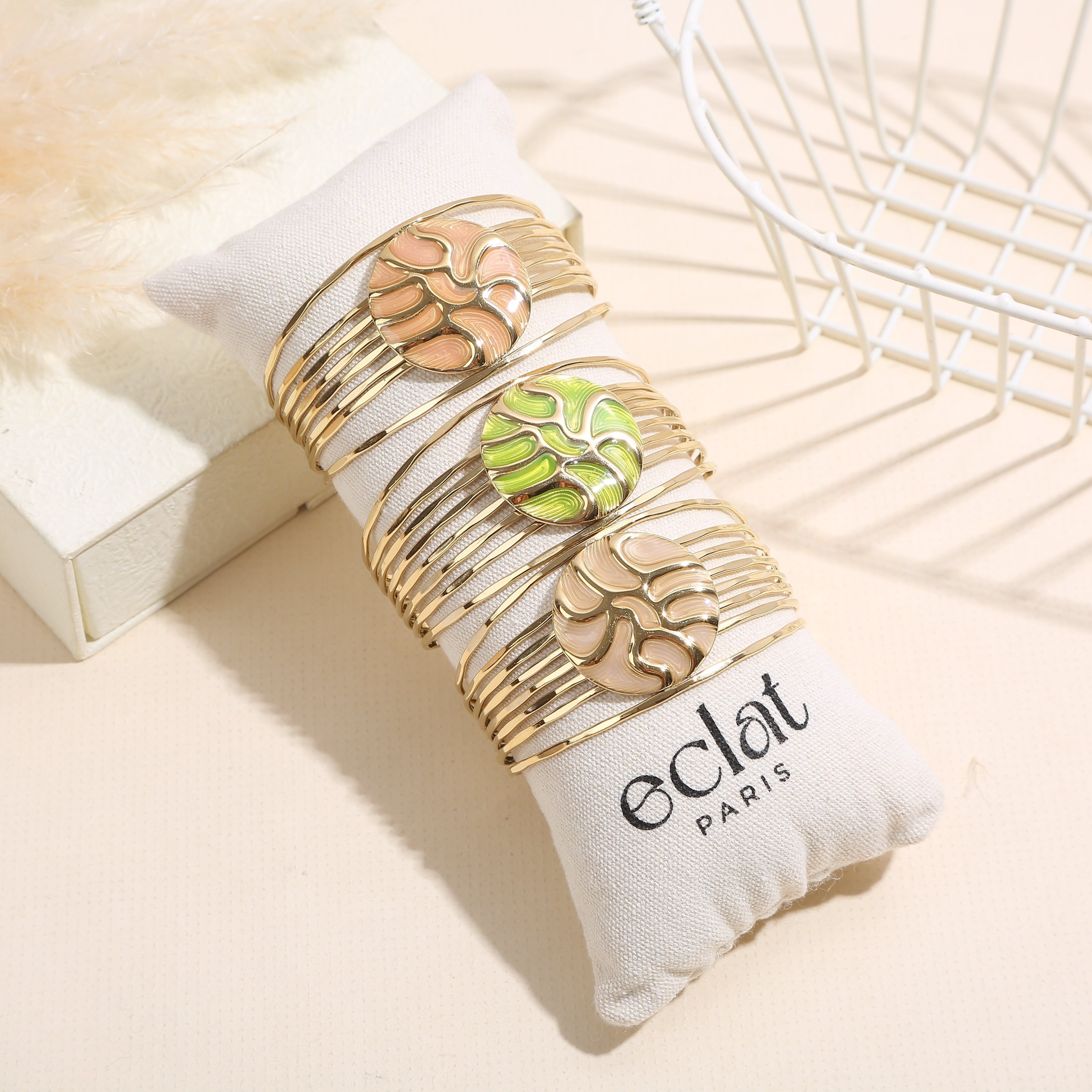 Set di 3 bracciali a polsino multistrato placcati in oro con medaglioni in smalto colorato