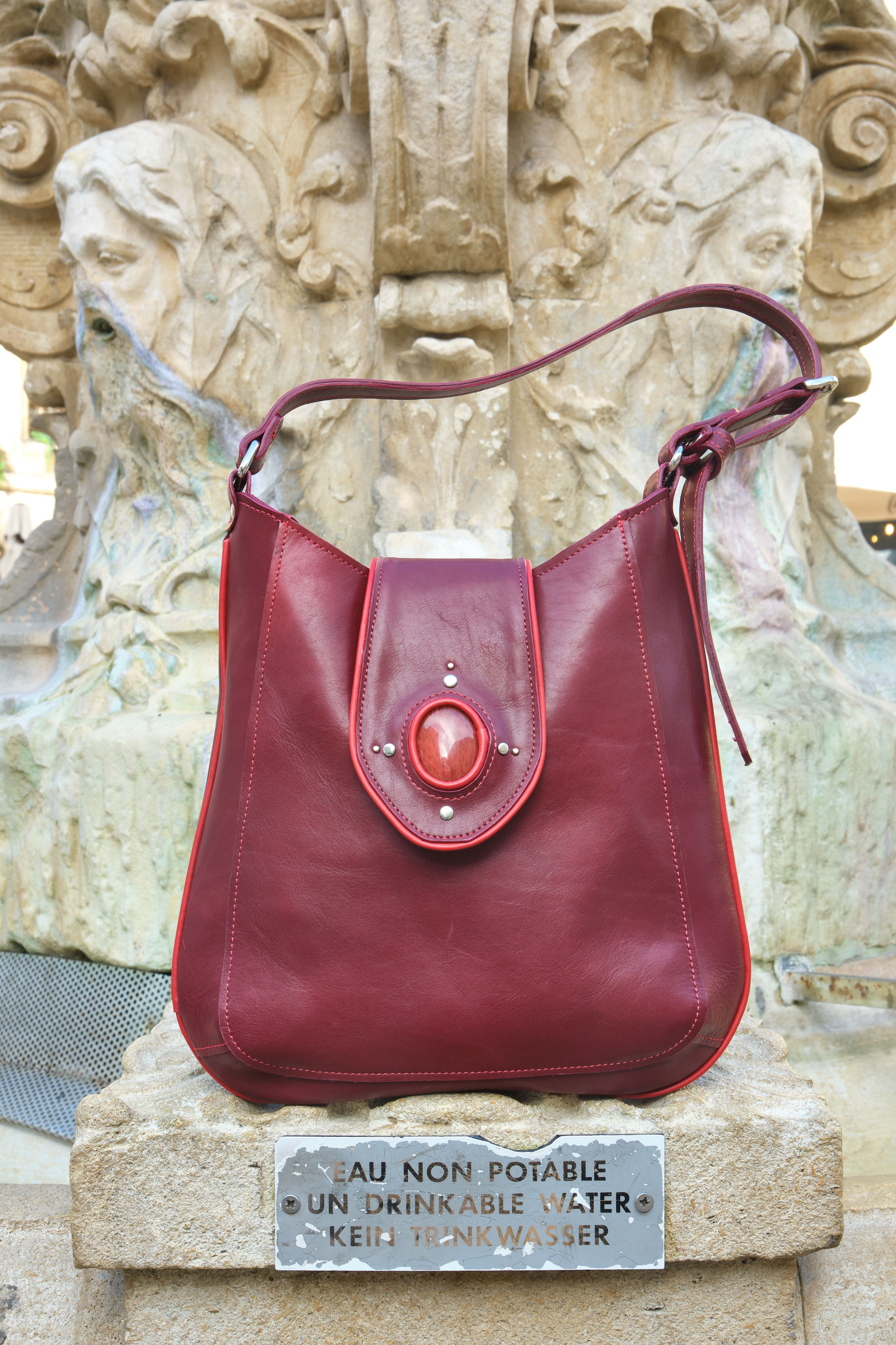 Bolso Hobo de Piel Granate Contorneado con Piel Roja y Cuarzo Cereza