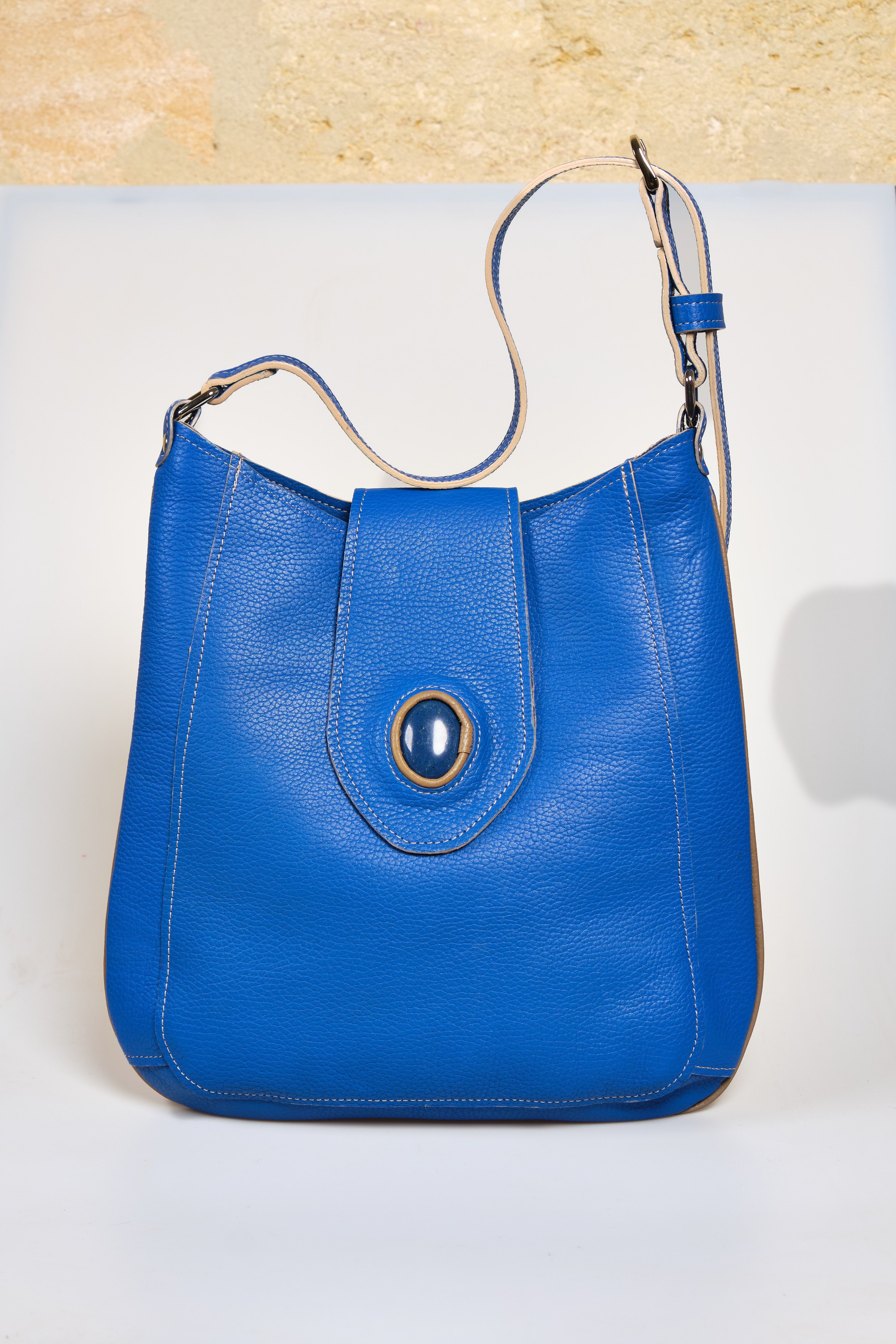 Hobo-Tasche aus blauem Leder, konturiert mit beigem Leder und Sodalith