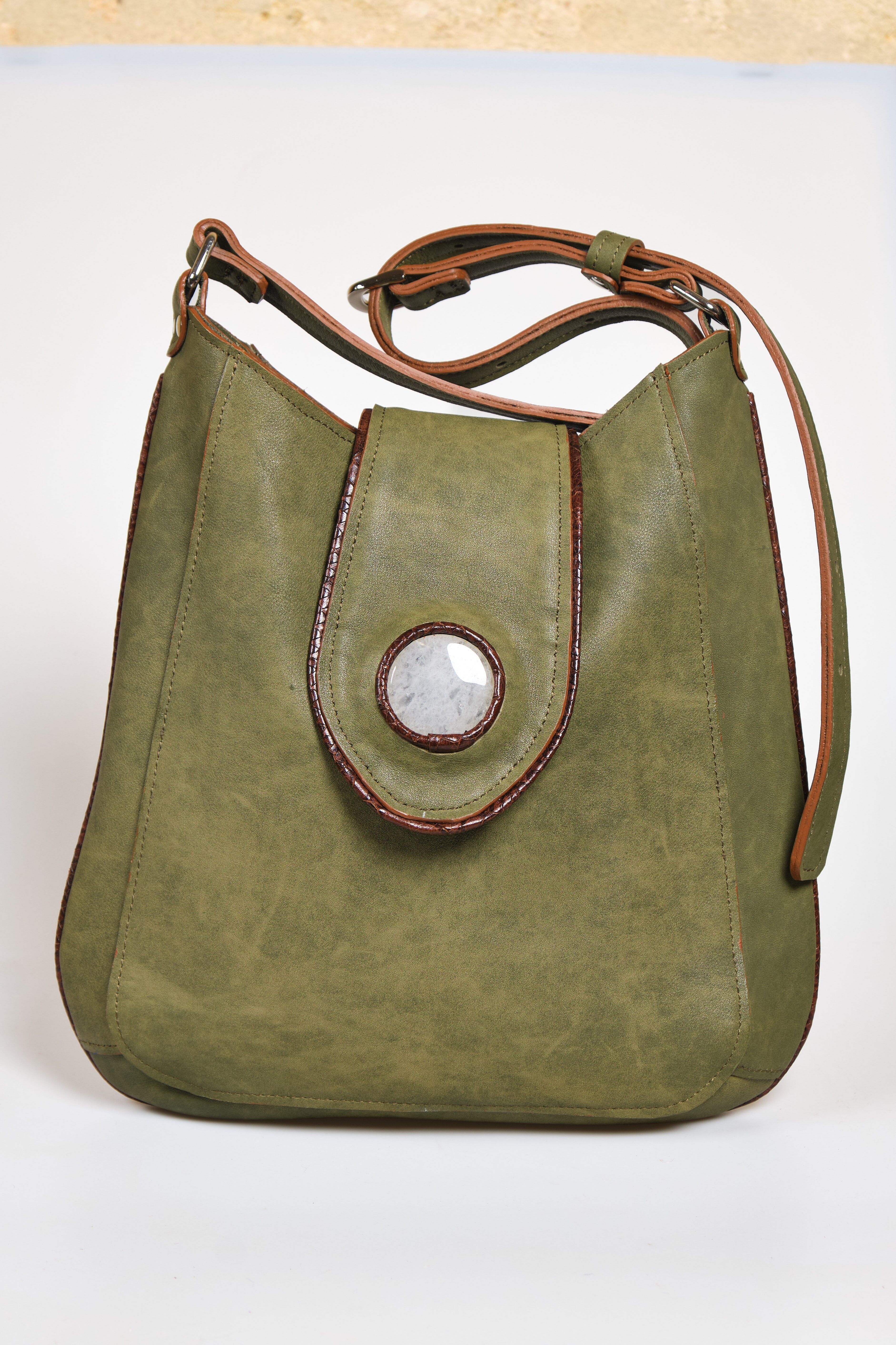 Hobo-Tasche aus grünem Leder mit konturierten Details aus braunem Leder mit Schlangenmuster und Quarz