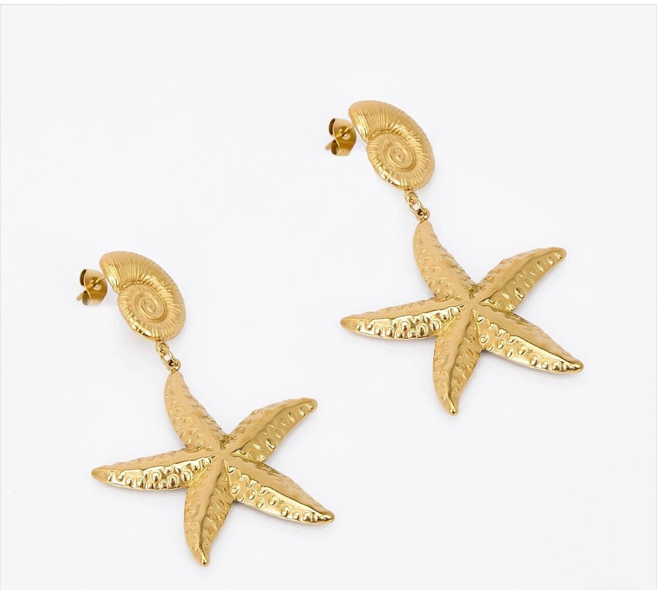 Orecchini in acciaio placcato oro con tema stella marina e lumache