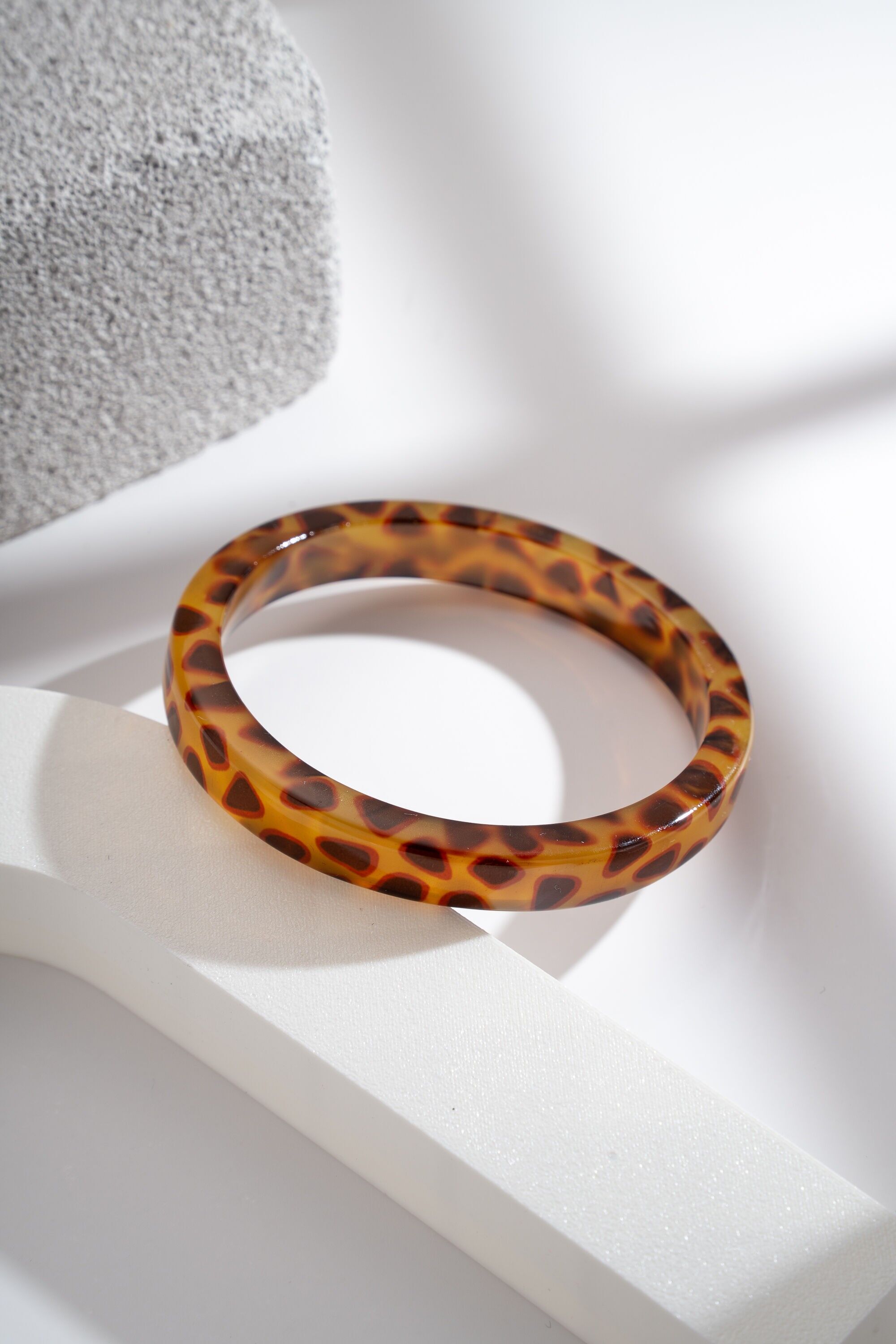 Leopard-Effect Resin Bangle — Chic Amber and Brown Tawny Pattern
