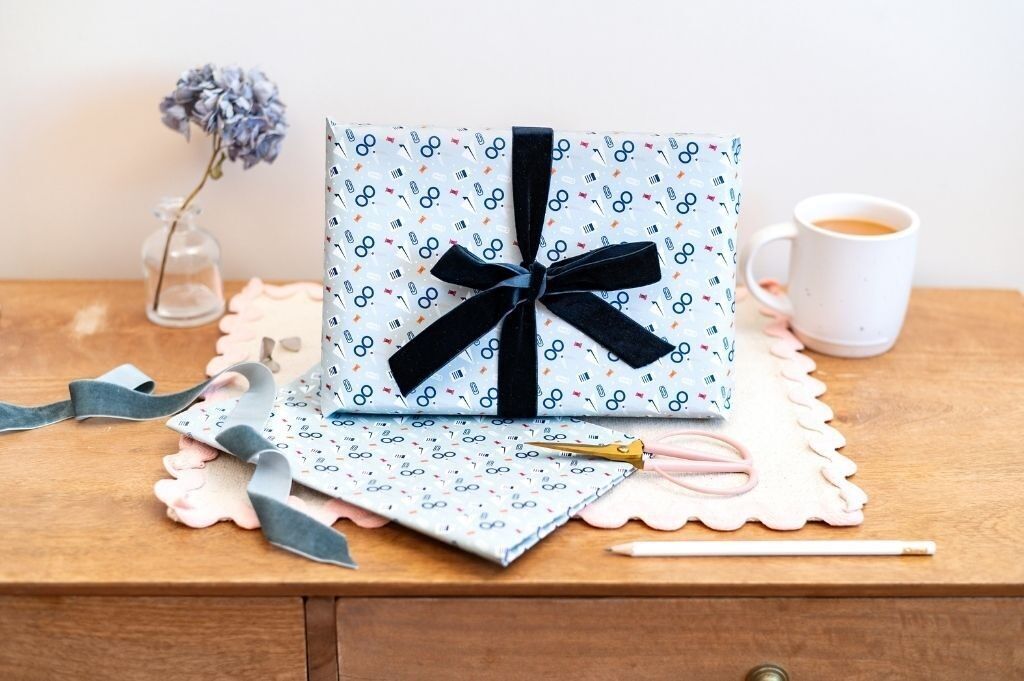 CARTA DA REGALO CON MOTIVO DI CARTOLERIA - AZZURRO