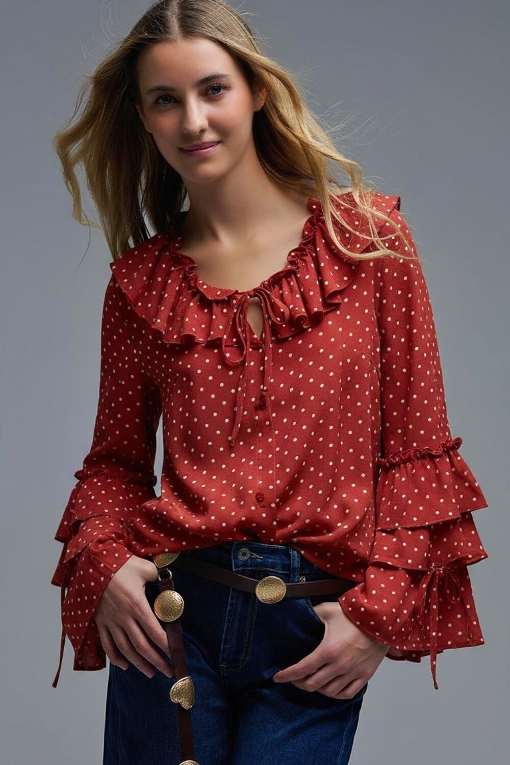 Rote Rüschenbluse mit Polka-Dots und ausgestellten Ärmeln