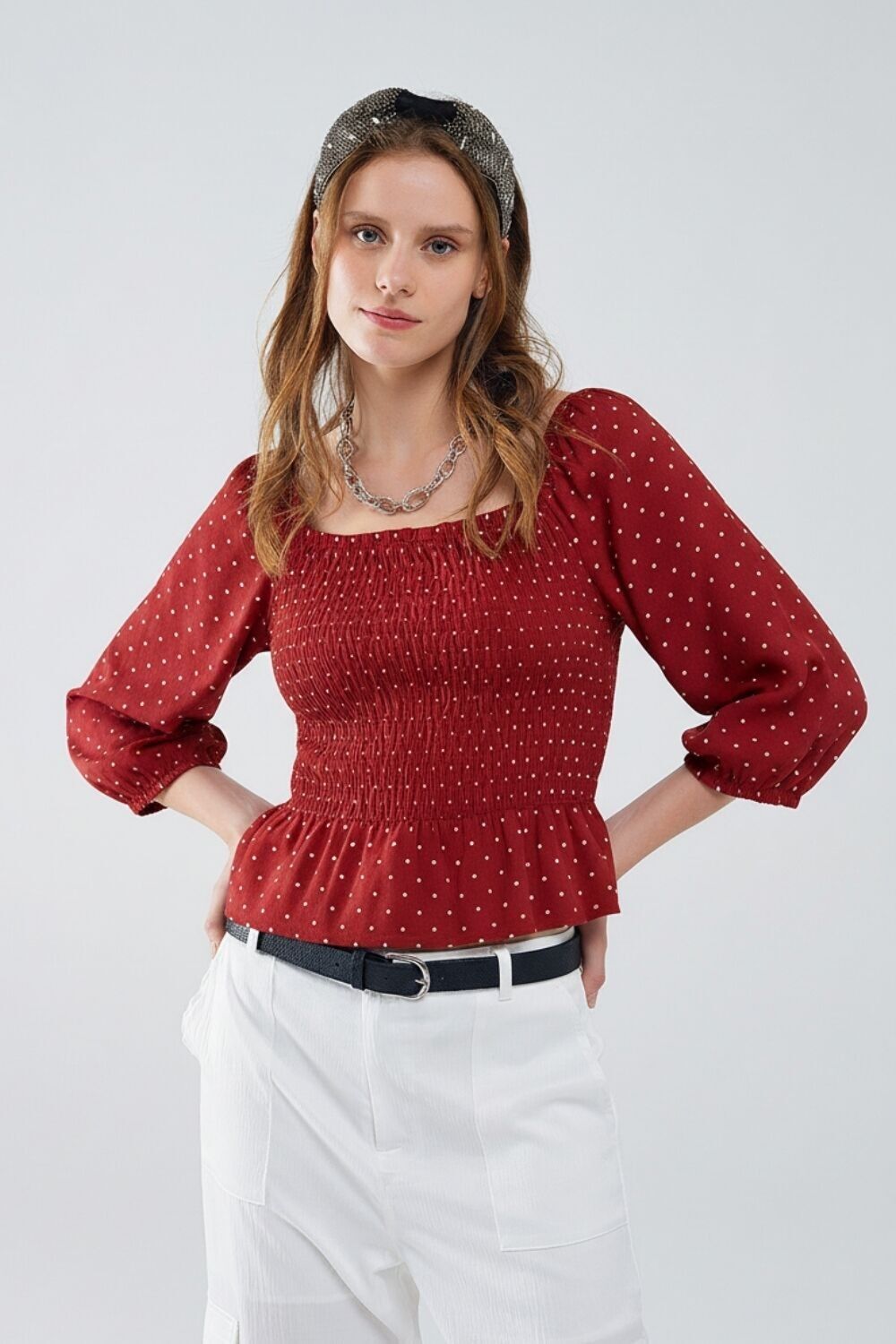 Schickes, rotes, gepunktetes Crop-Top mit taillierter Passform.