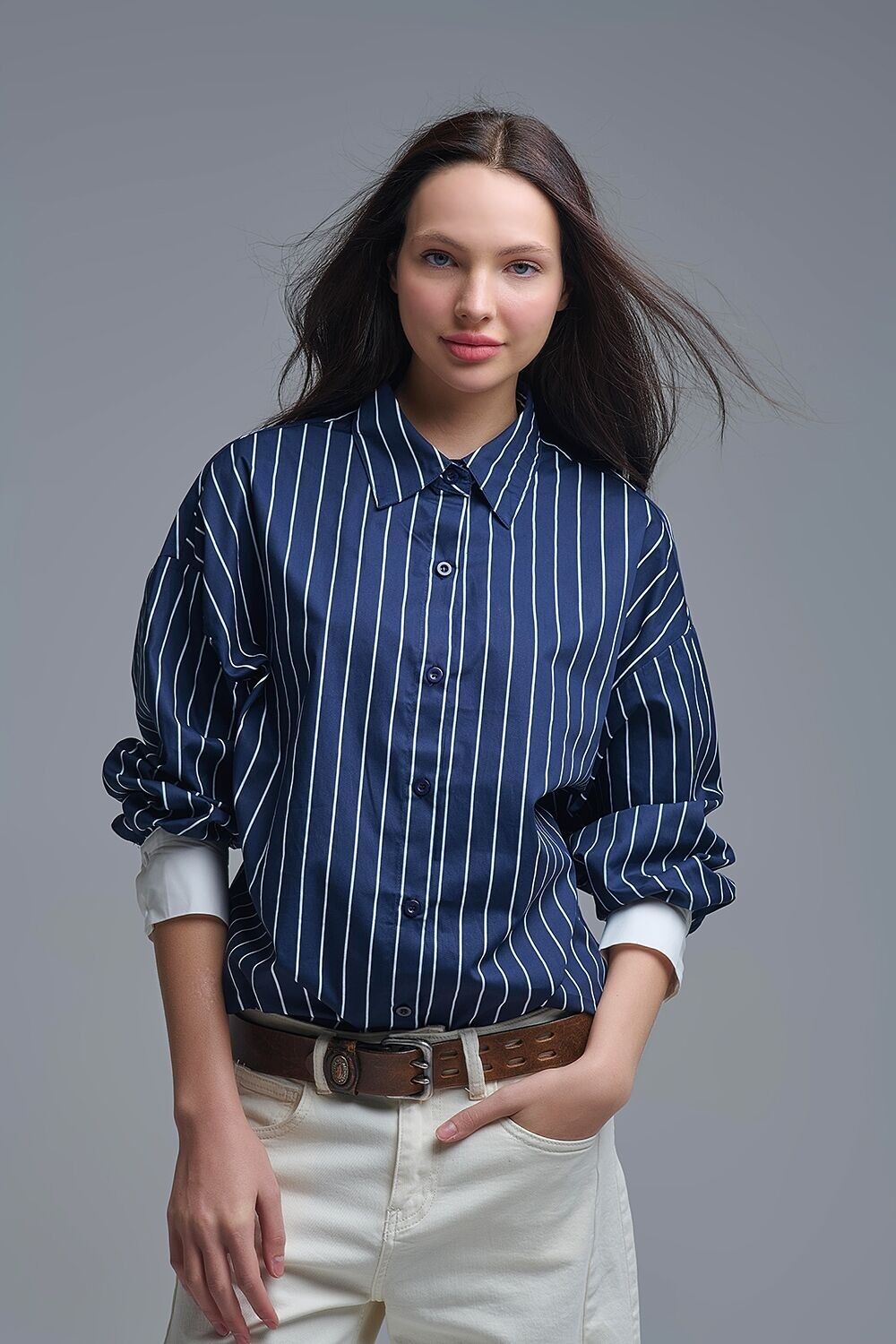 Camicia a collo alto a righe blu navy in morbido popeline
