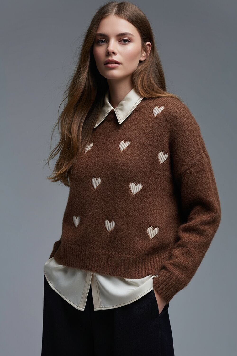 Maglione girocollo marrone con cuori a righe