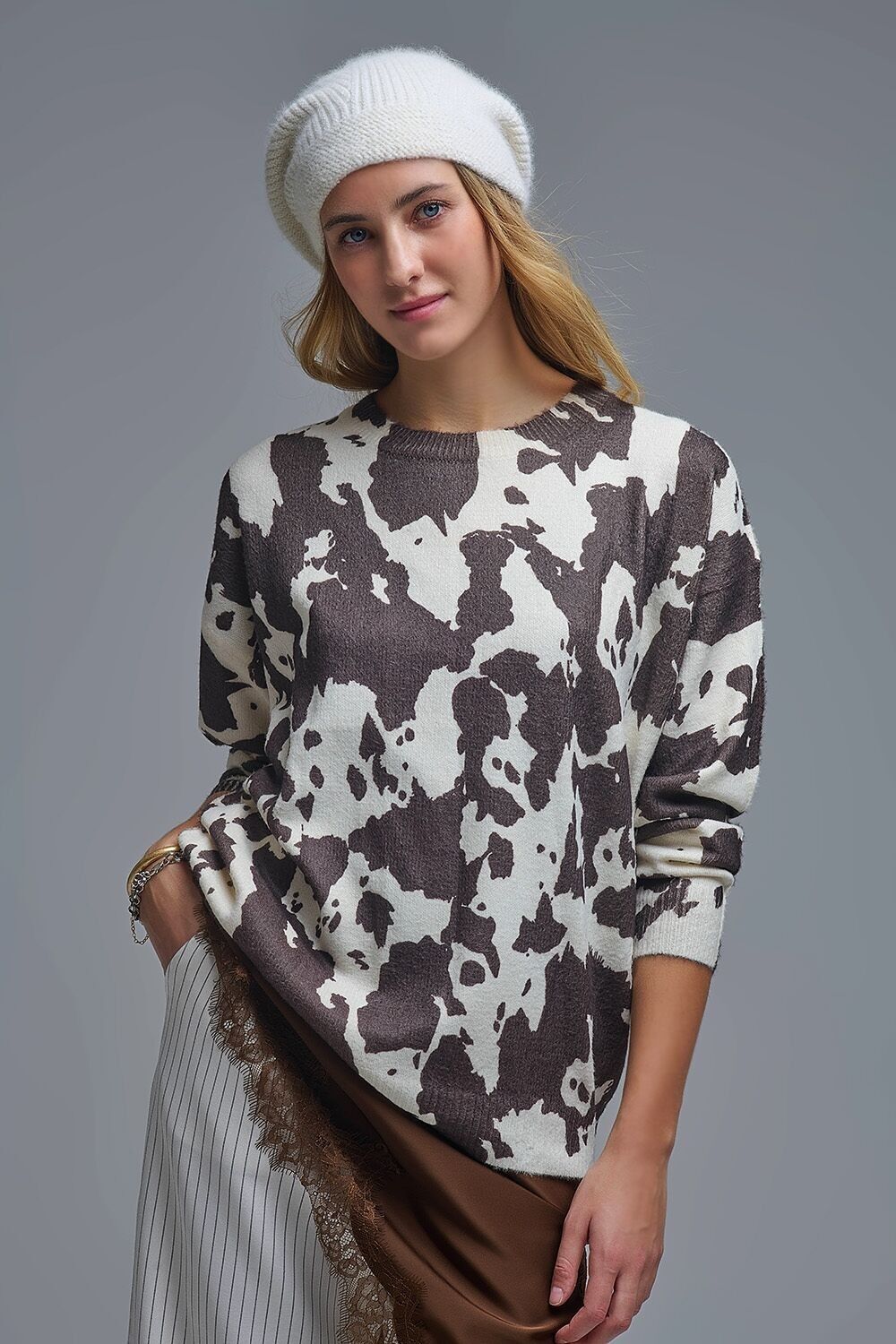 Maglione con stampa mucca marrone e beige in maglia extra morbida