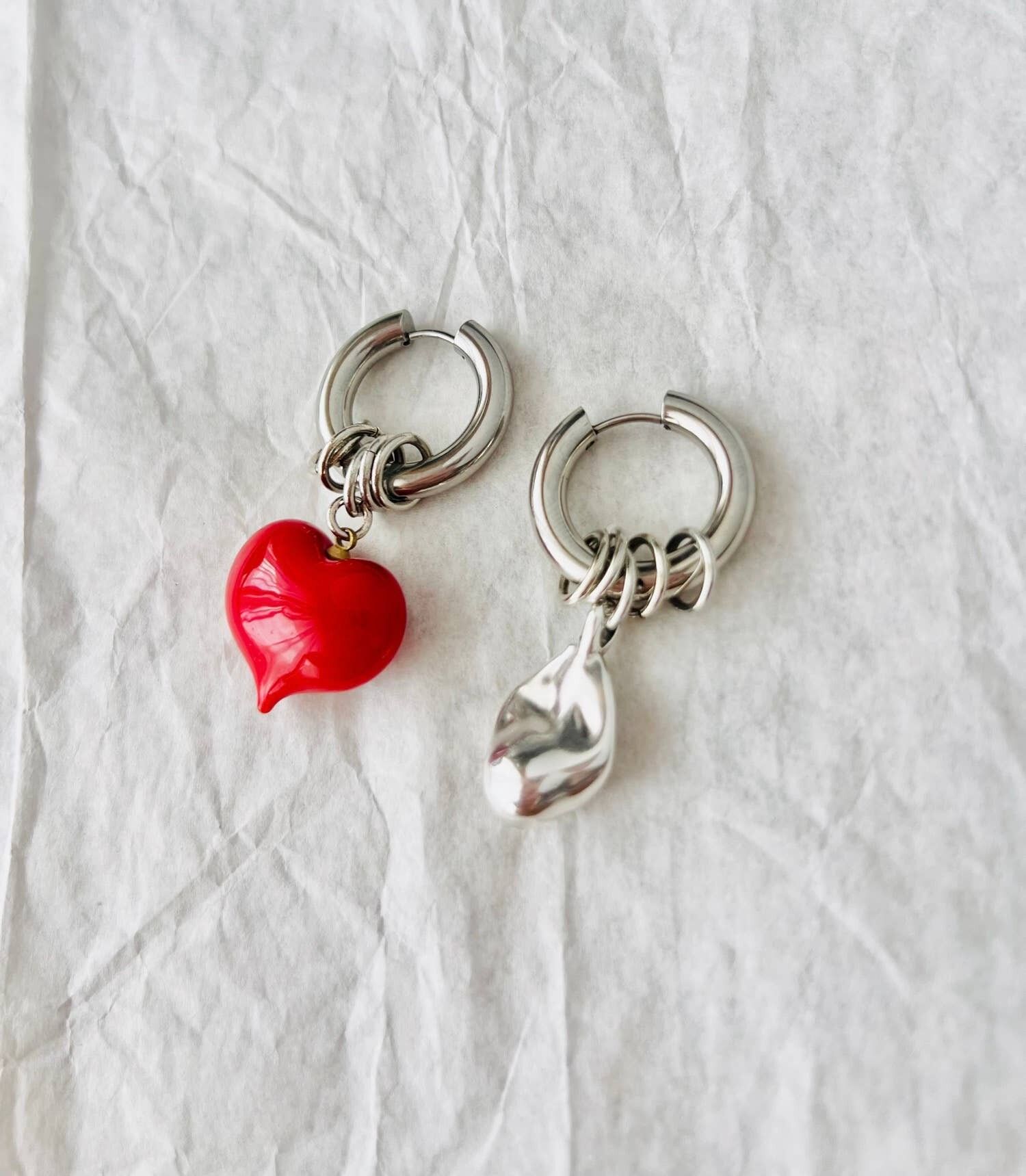 Orecchini a cerchio in argento con cuore e goccia