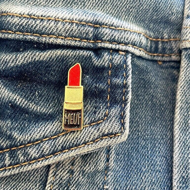 Pin's meuf rouge à lèvres